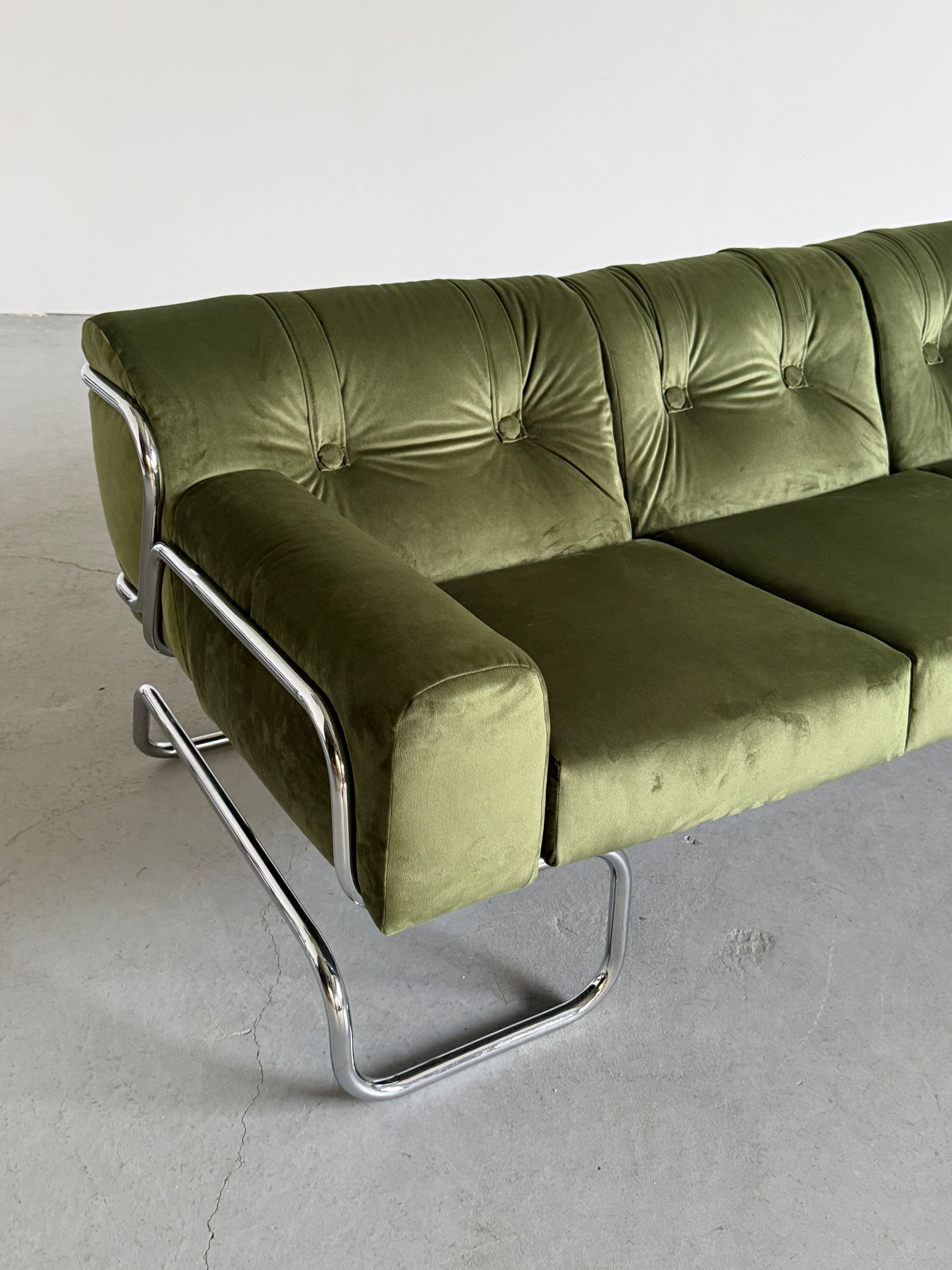 Mid-Century Modern Sofa in Green Velvet and Chromed Tubular Steel