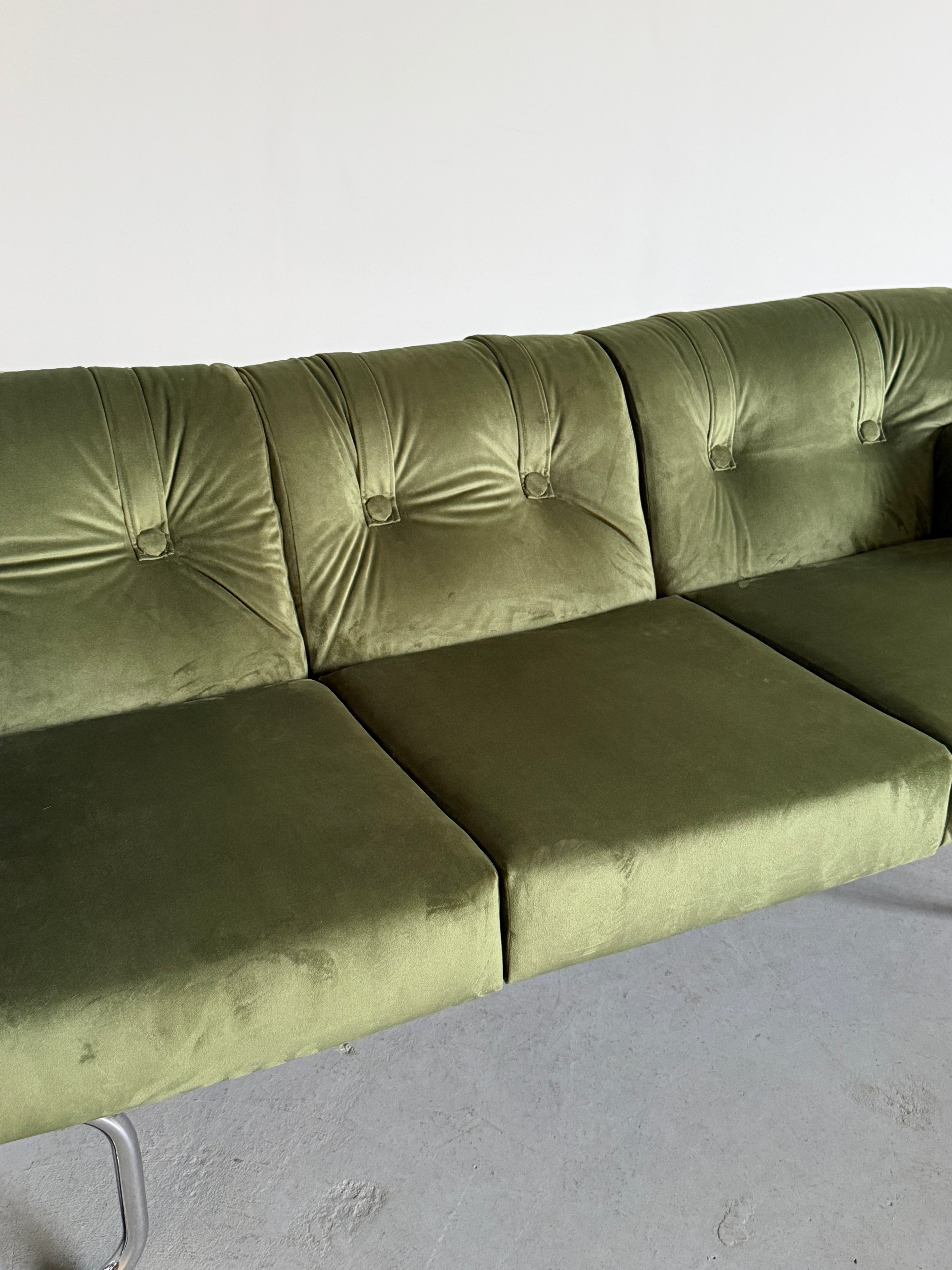 Mid-Century Modern Sofa in Green Velvet and Chromed Tubular Steel