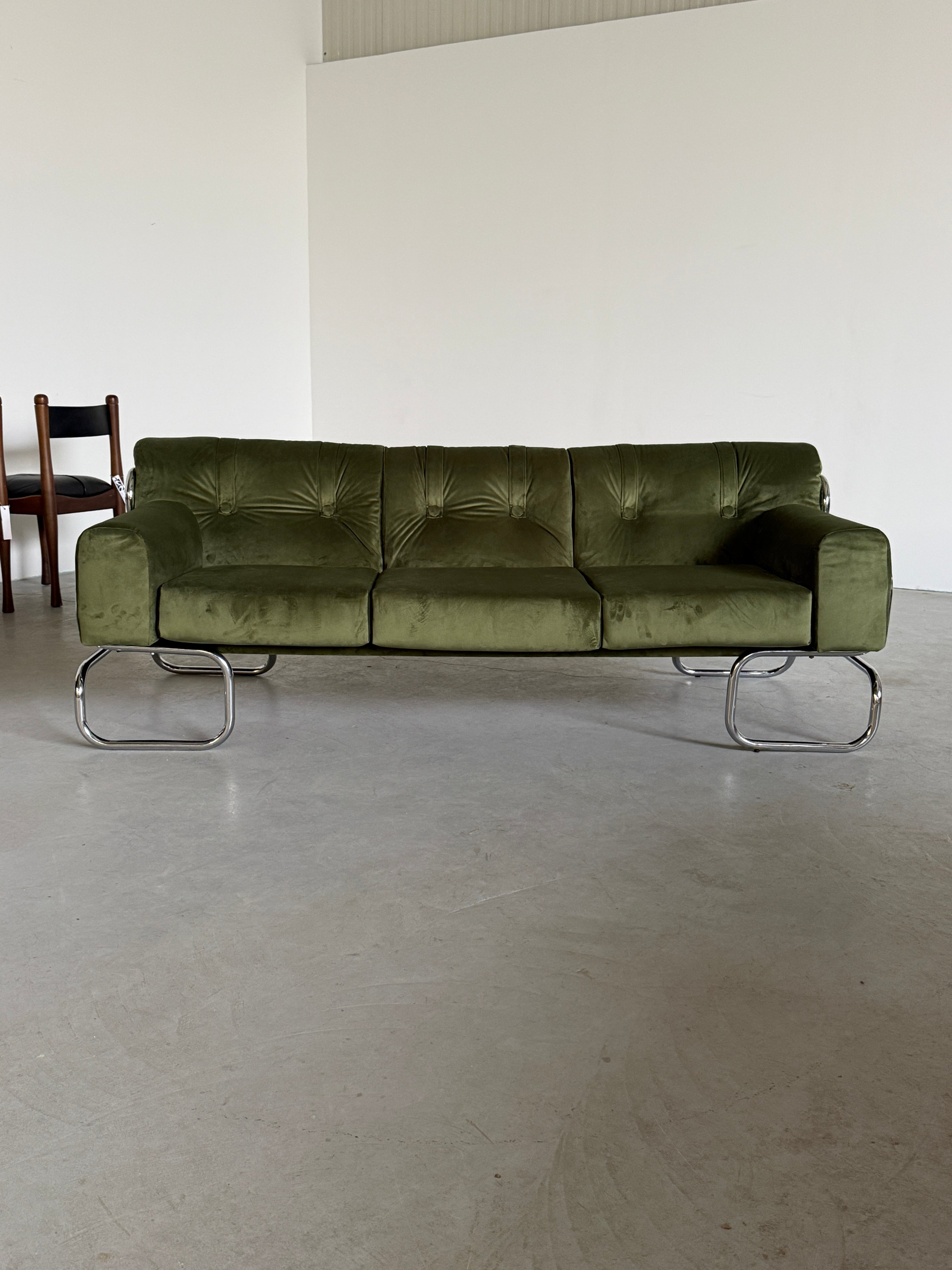 Mid-Century Modern Sofa in Green Velvet and Chromed Tubular Steel