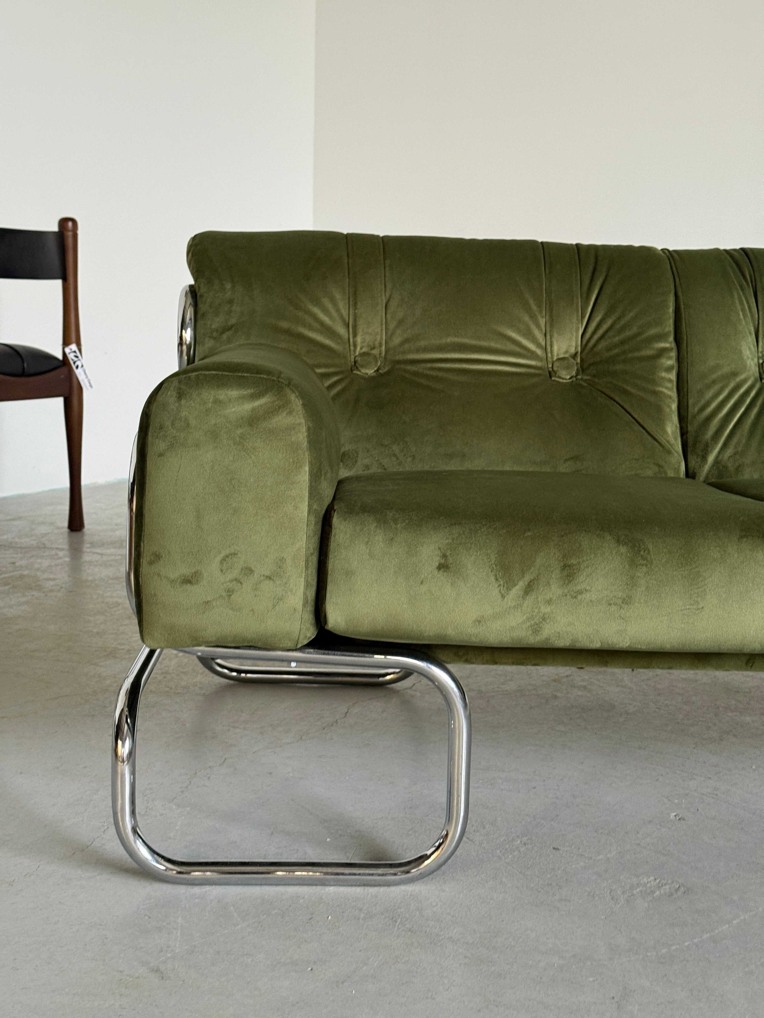 Mid-Century Modern Sofa in Green Velvet and Chromed Tubular Steel