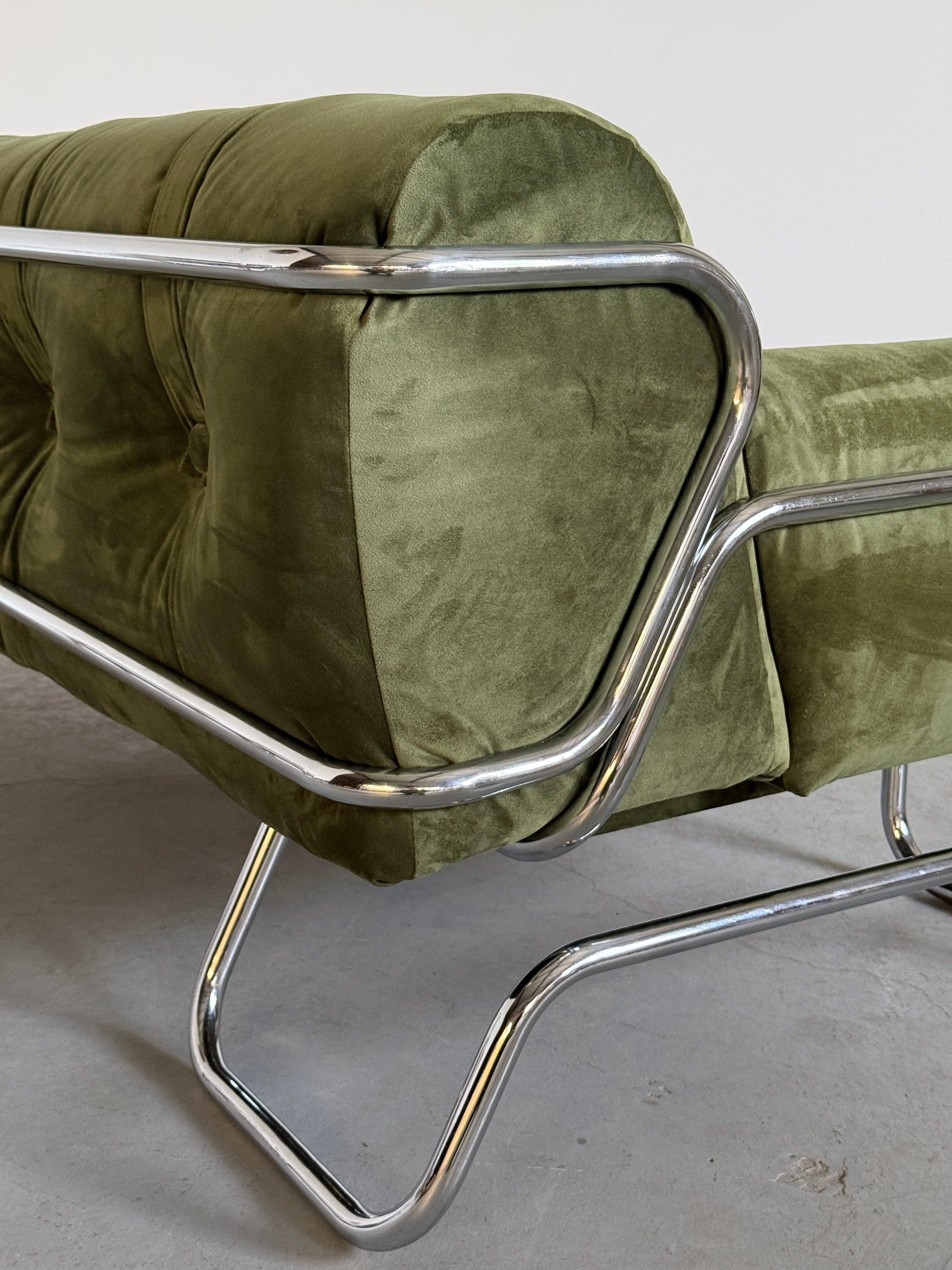 Mid-Century Modern Sofa in Green Velvet and Chromed Tubular Steel