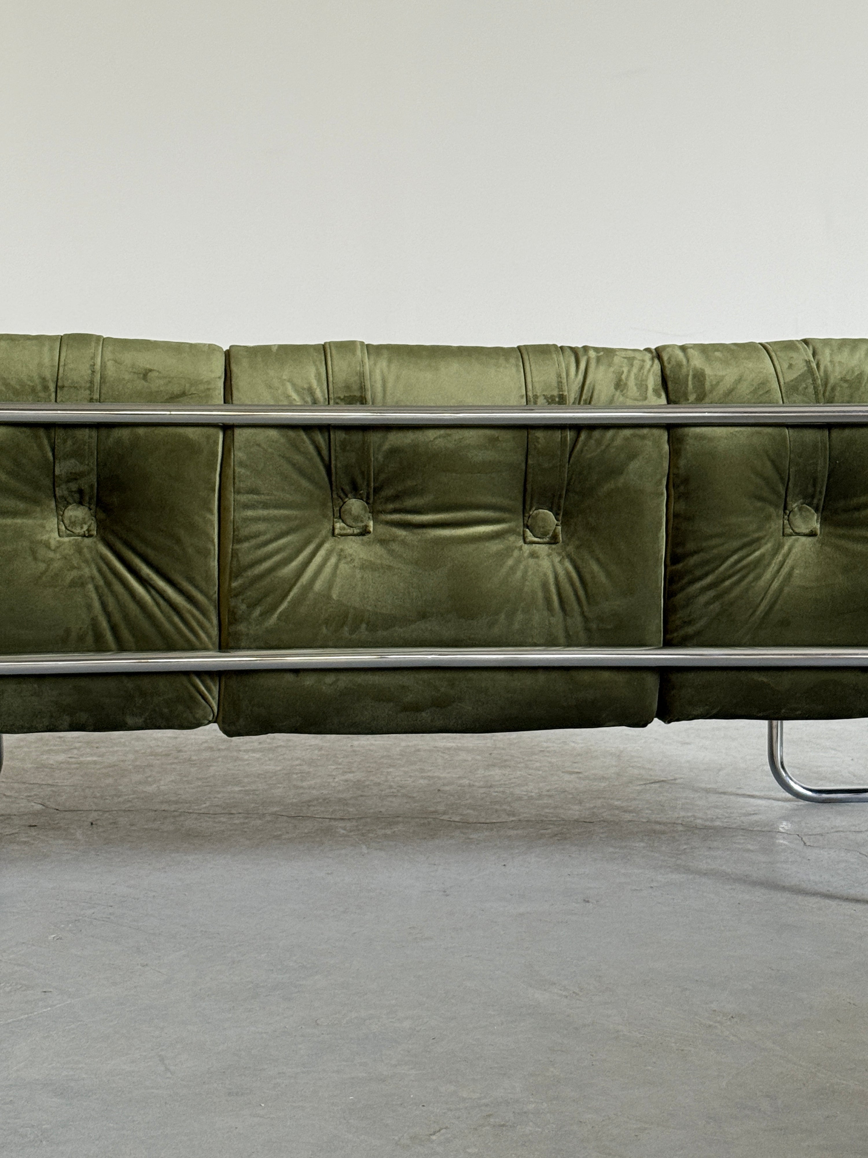 Mid-Century Modern Sofa in Green Velvet and Chromed Tubular Steel