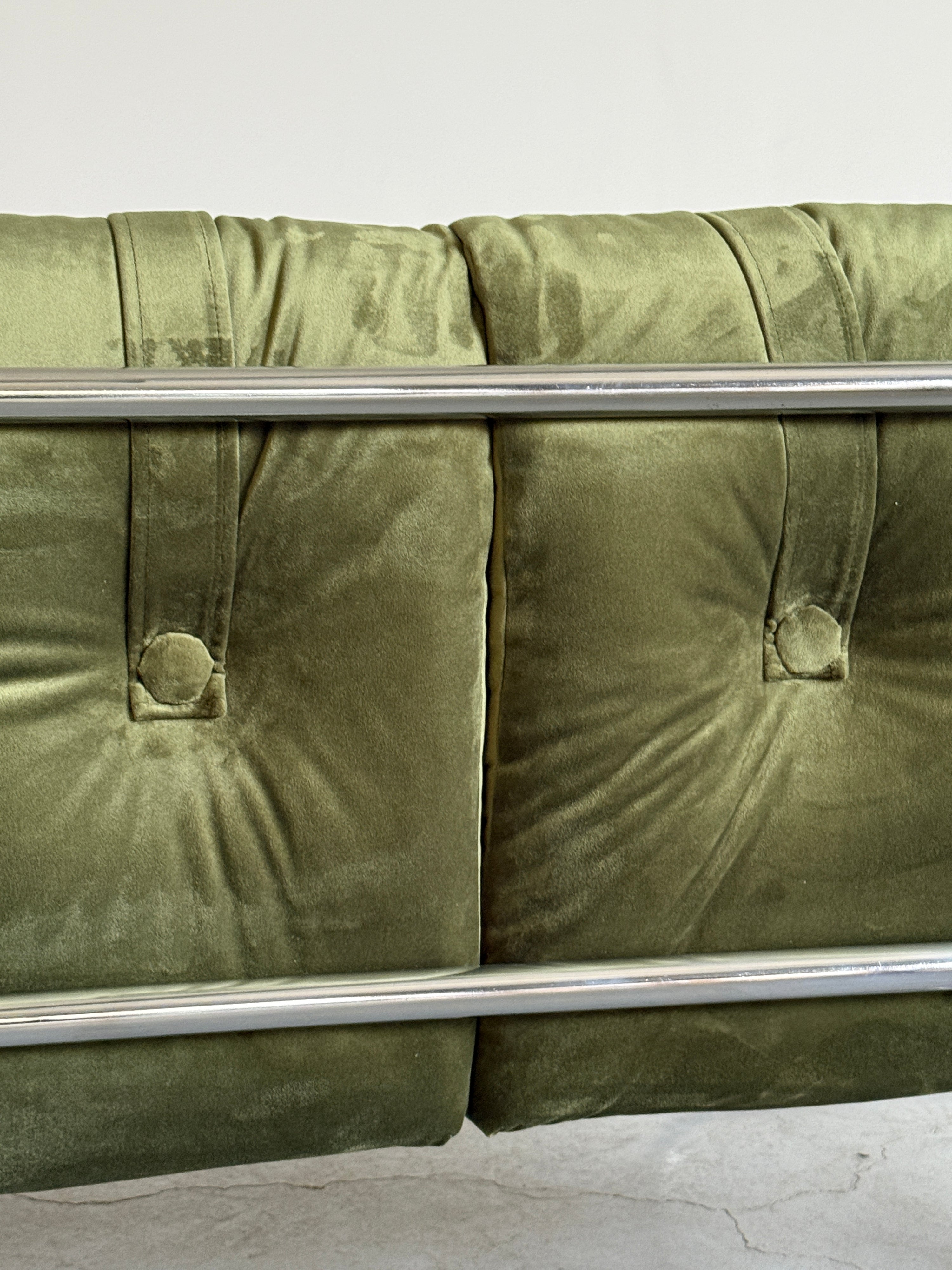 Mid-Century Modern Sofa in Green Velvet and Chromed Tubular Steel
