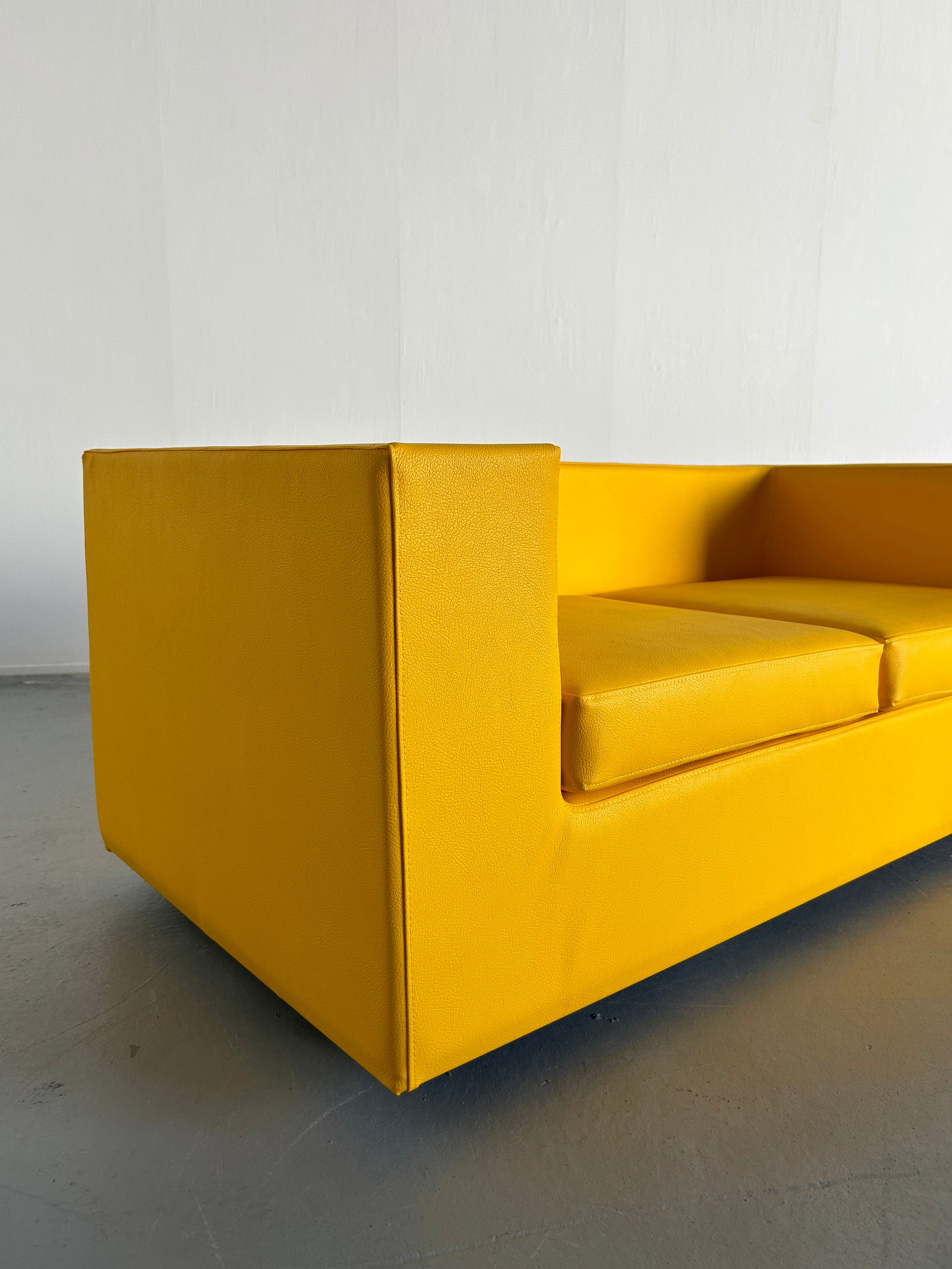 1960s Yellow "Throw-Away" Sofa by Willie Landels for Zanotta in Reupholstered Faux Leather, Space Age, 1965
