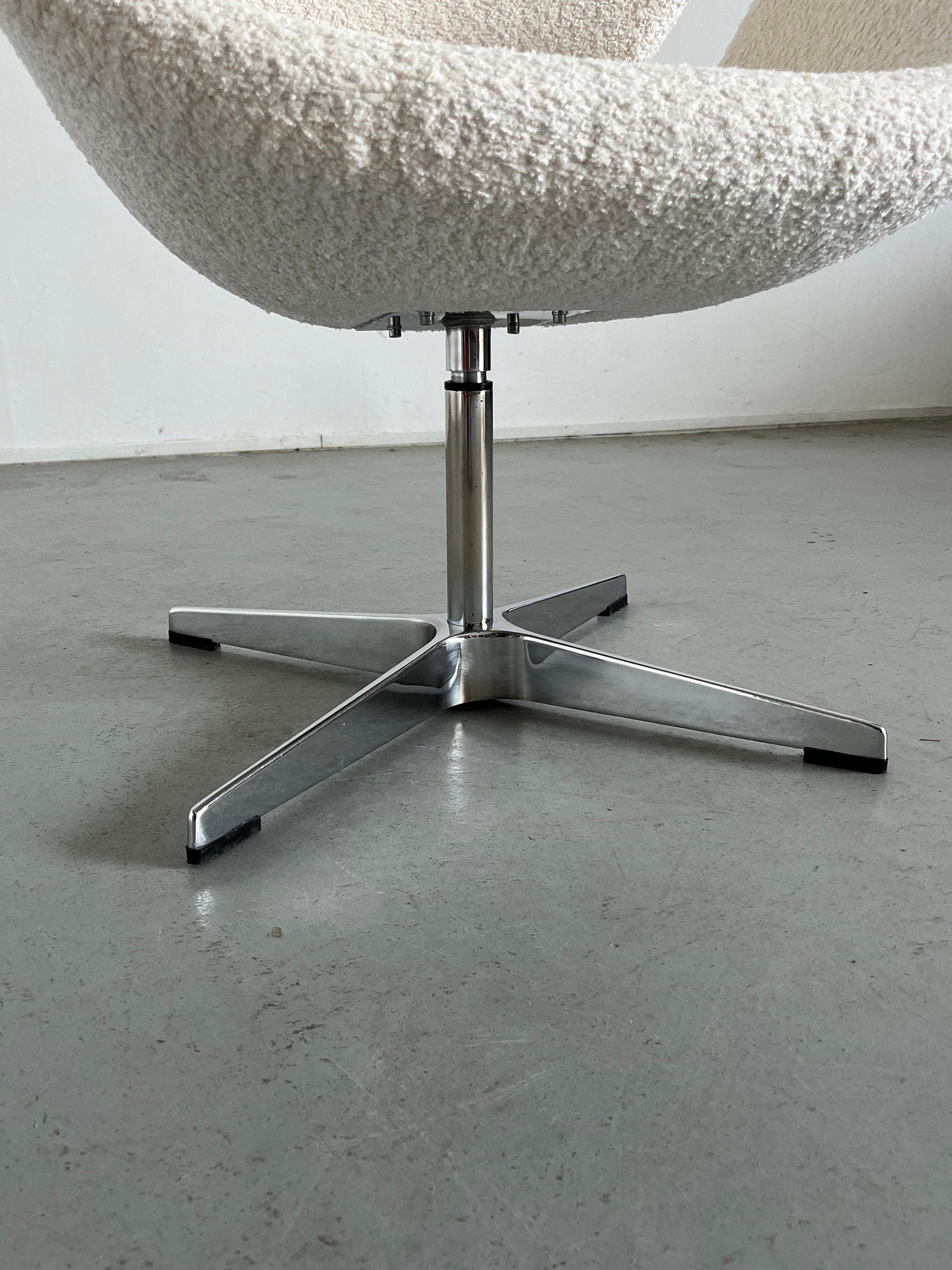 Swivel Armchair in style of Arne Jacobsen 'Swan' Chair, White Boucle