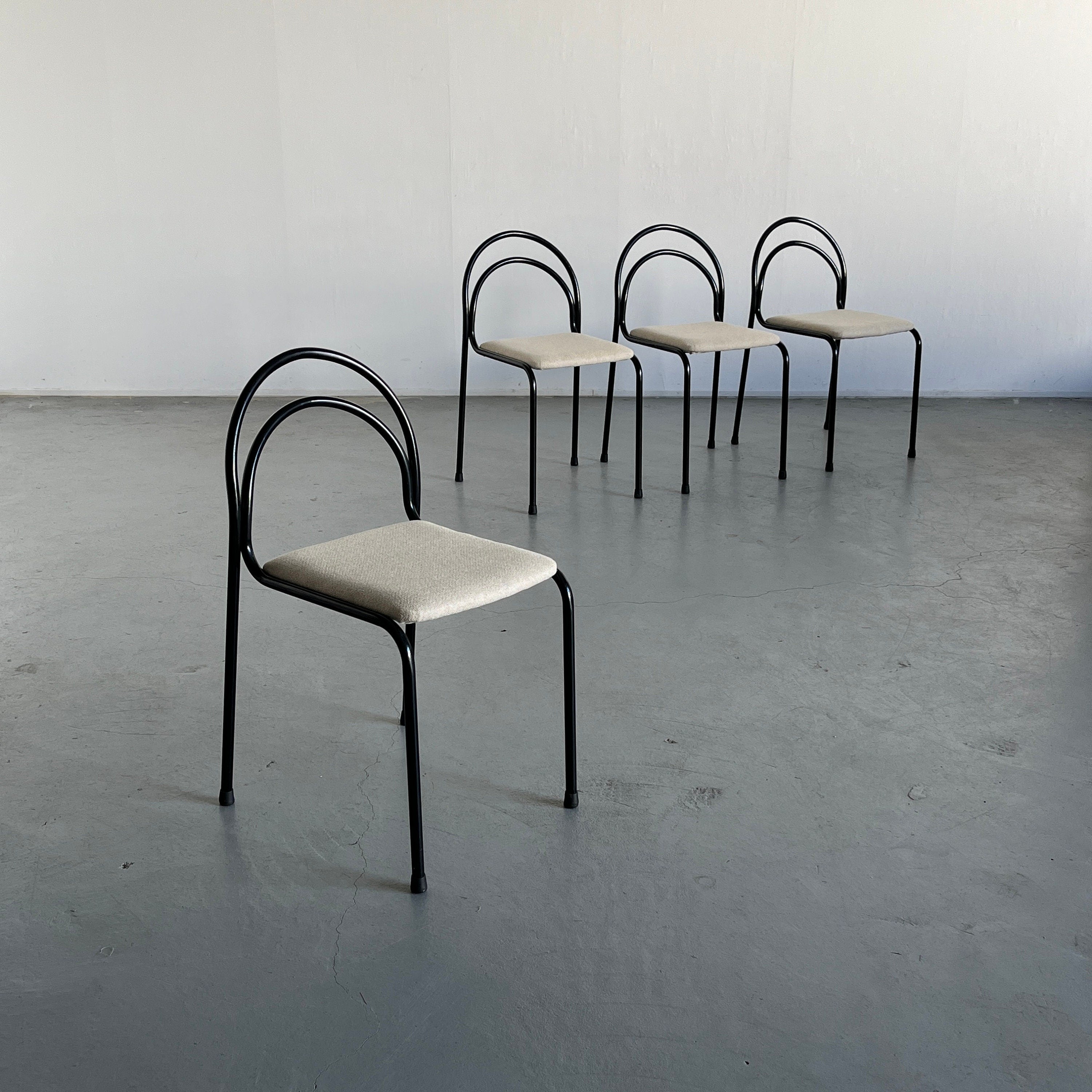 Set of 4 Sculptural Chairs in Curved Iron Frame and Off White Wool Upholstery, 1980s Italy