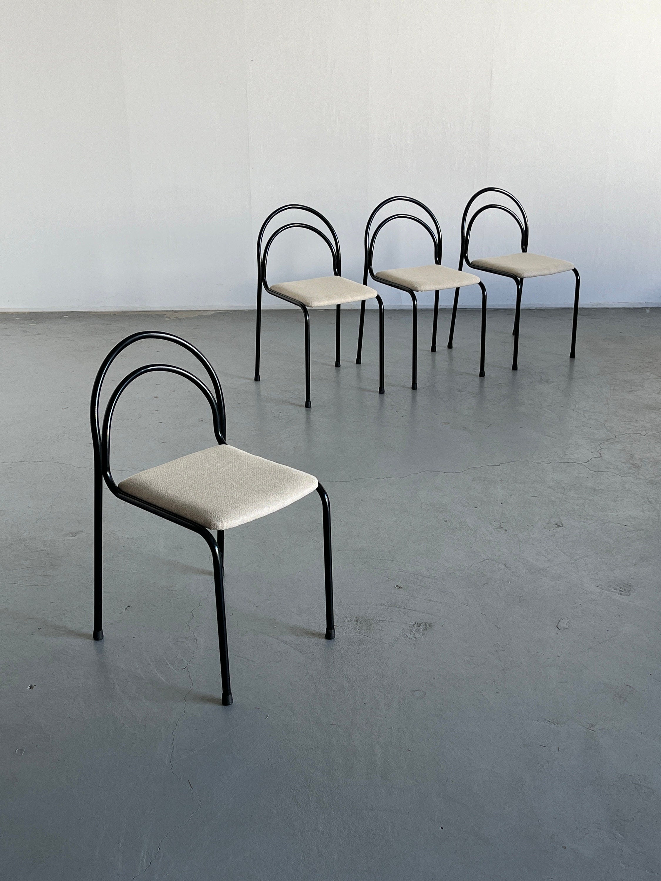 Set of 4 Sculptural Chairs in Curved Iron Frame and Off White Wool Upholstery, 1980s Italy