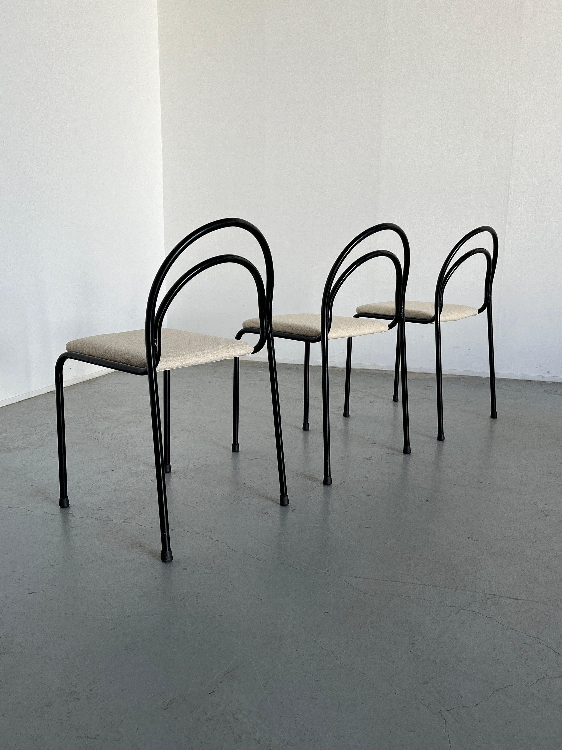 Set of 4 Sculptural Chairs in Curved Iron Frame and Off White Wool Upholstery, 1980s Italy