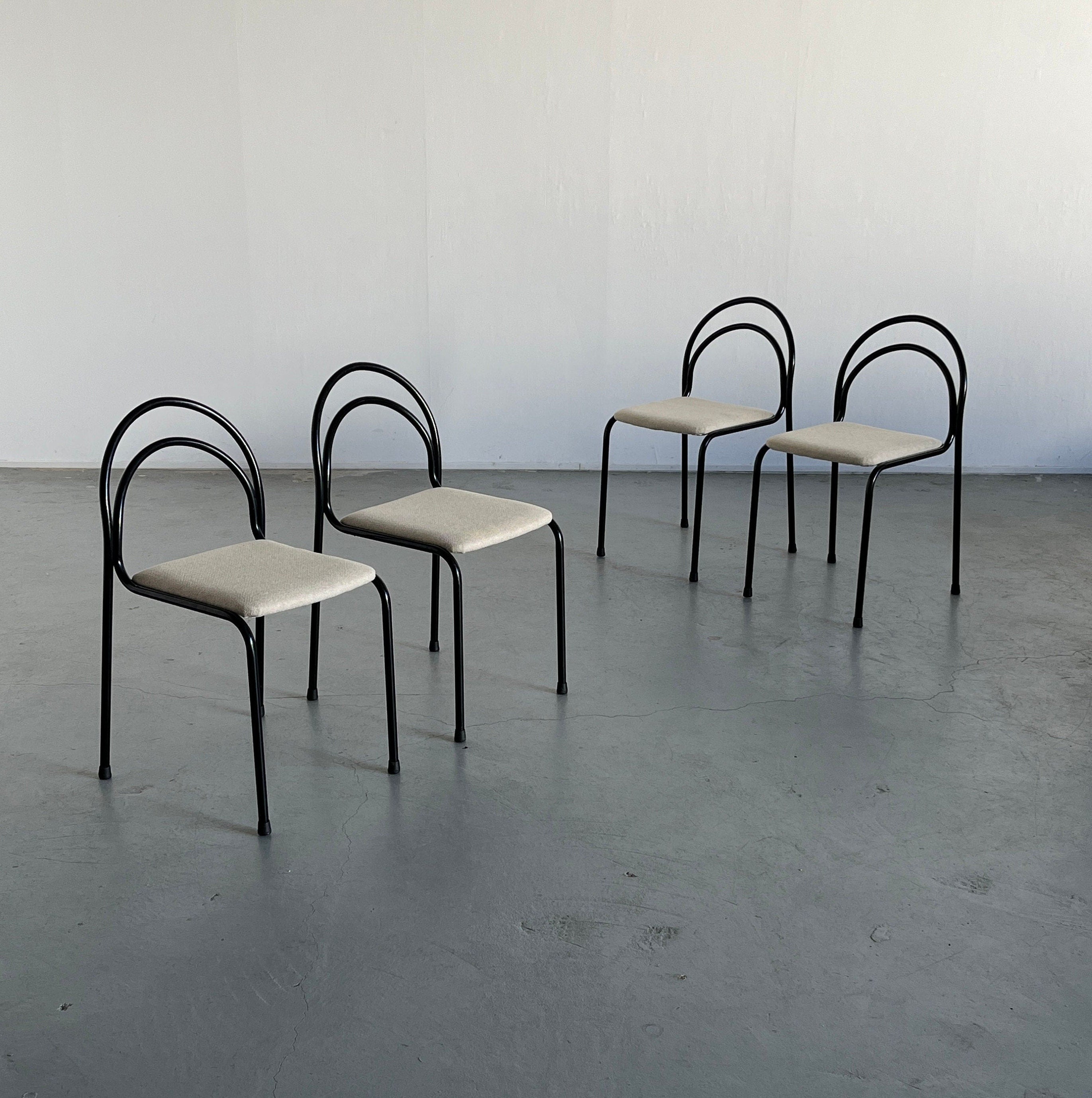 Set of 4 Sculptural Chairs in Curved Iron Frame and Off White Wool Upholstery, 1980s Italy