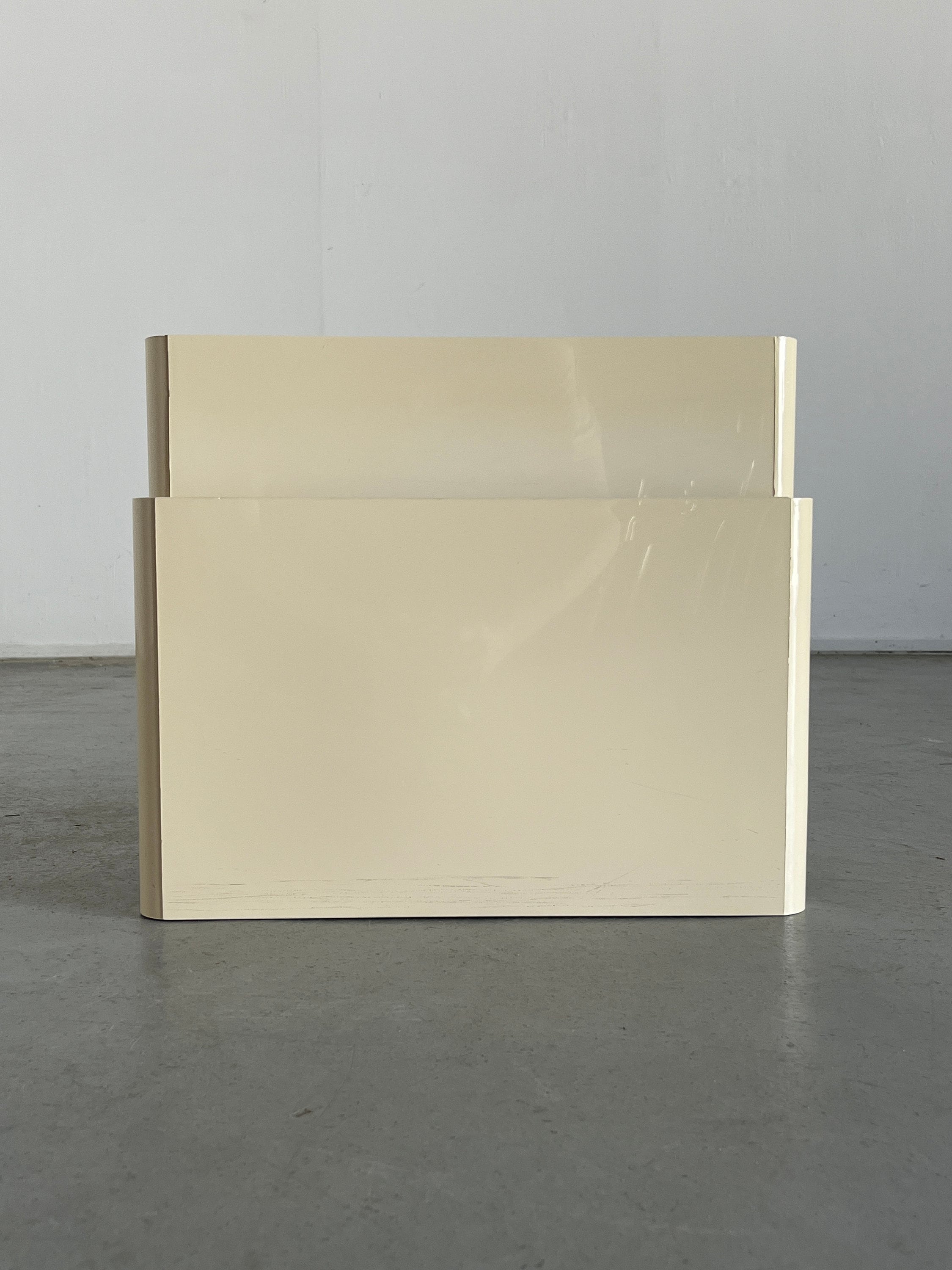 Kartell Mod. 4676 Magazine Rack by Giotto Stoppino