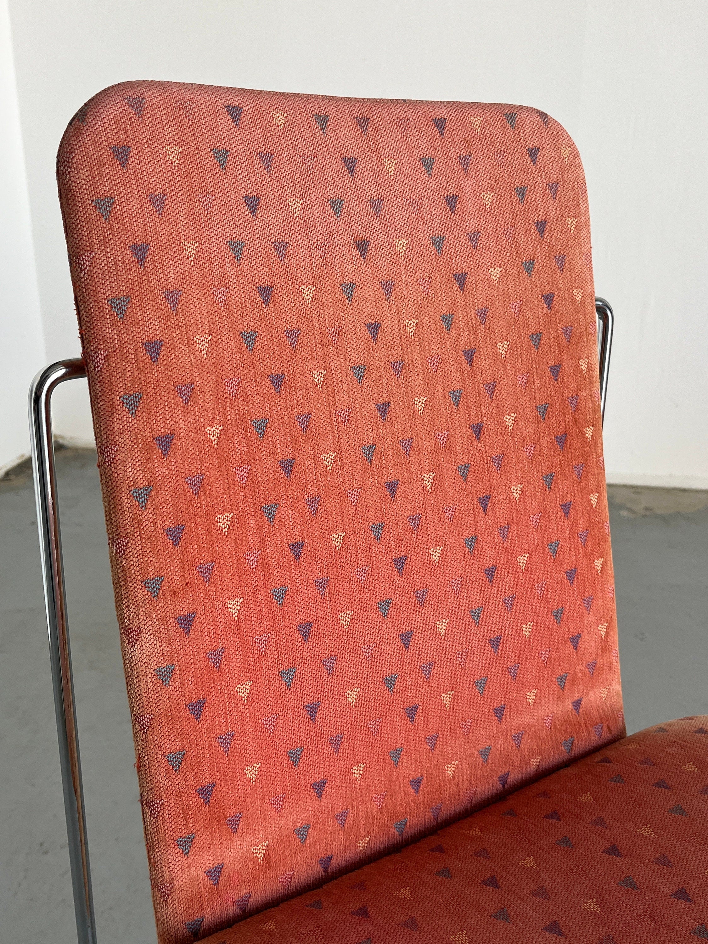 Set of 4 Space Age Chairs in Chrome and Pink Geometrical Pattern Upholstery, 1980s Italy