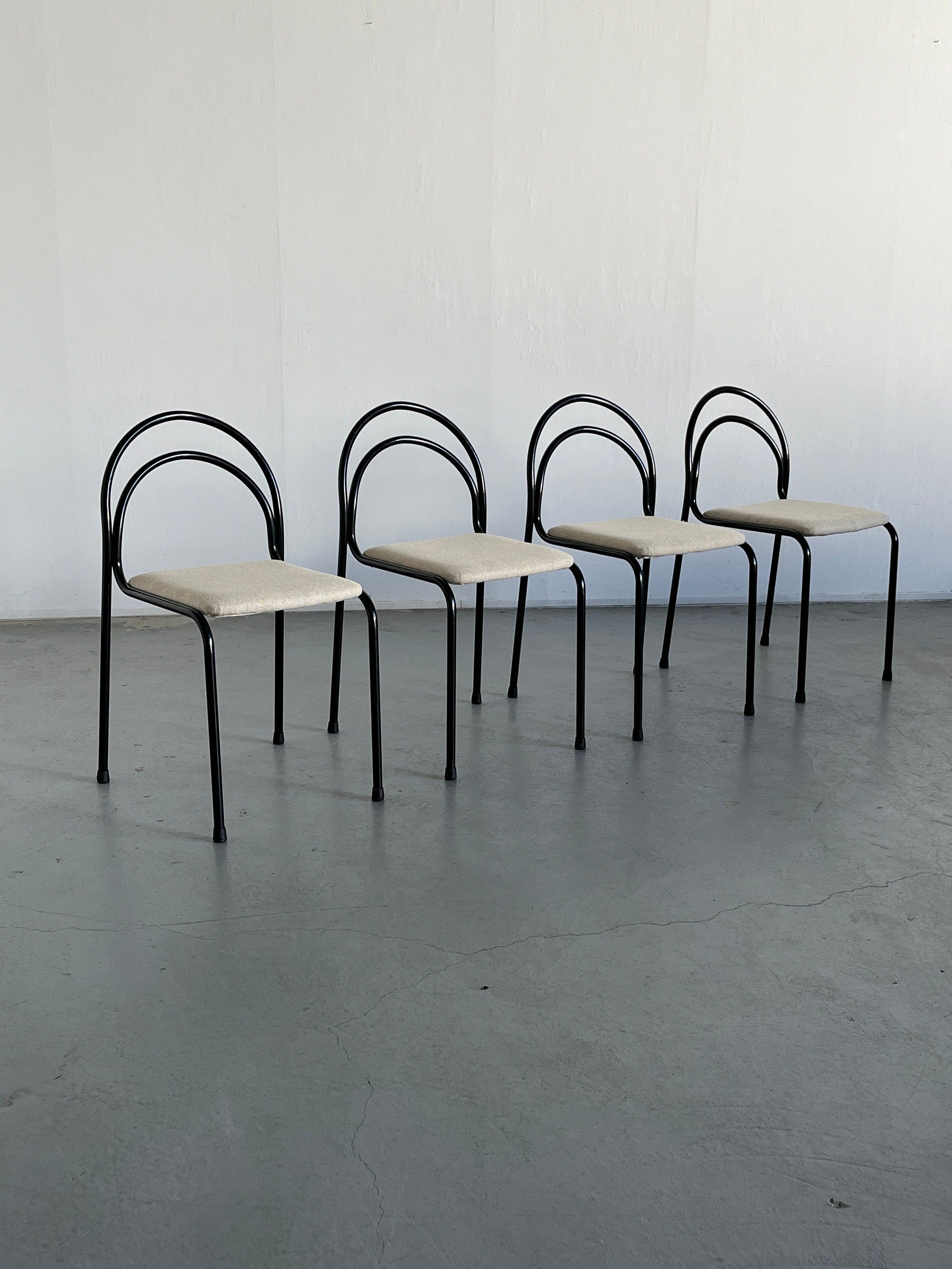 Set of 4 Sculptural Chairs in Curved Iron Frame and Off White Wool Upholstery, 1980s Italy