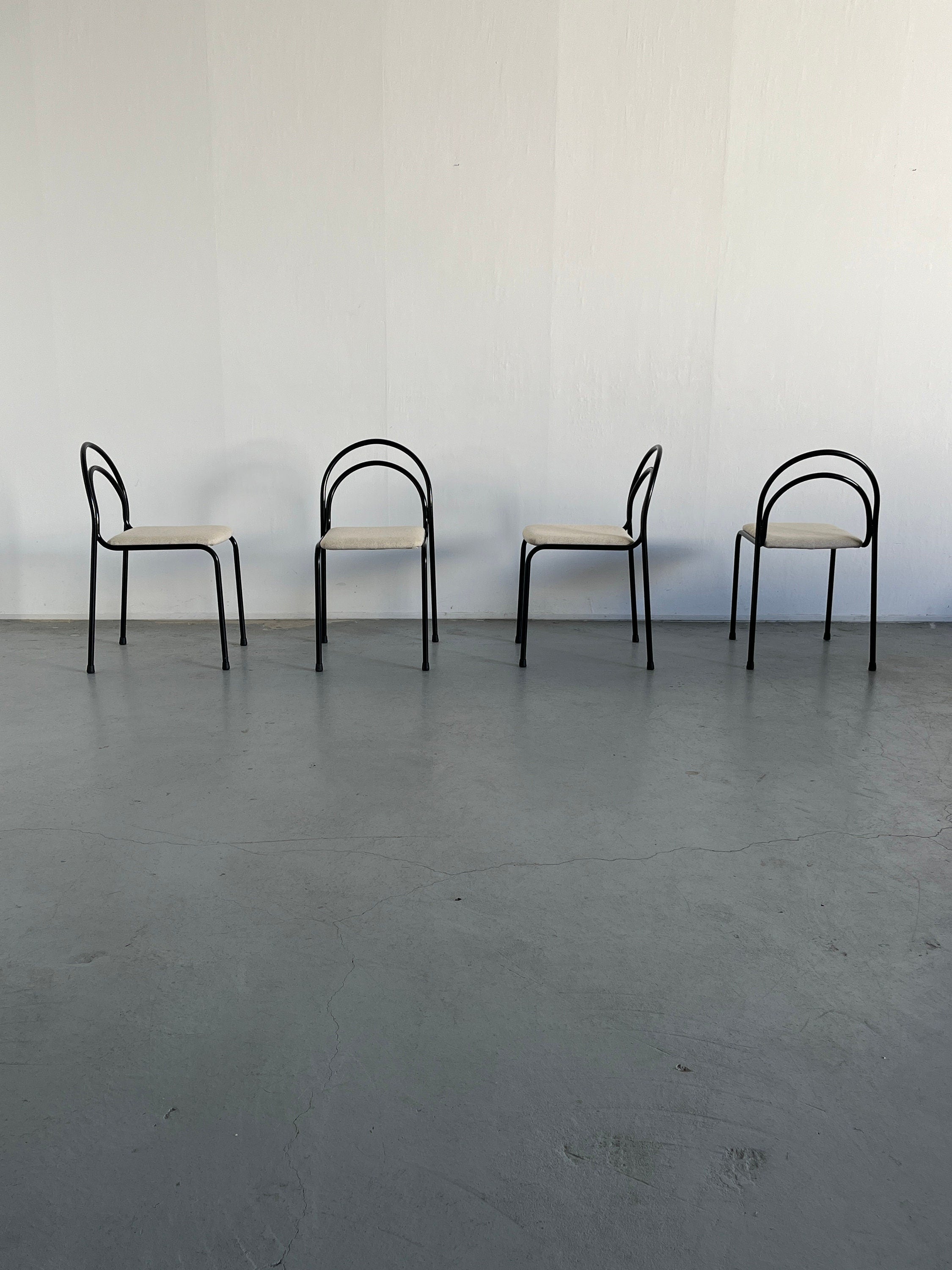 Set of 4 Sculptural Chairs in Curved Iron Frame and Off White Wool Upholstery, 1980s Italy