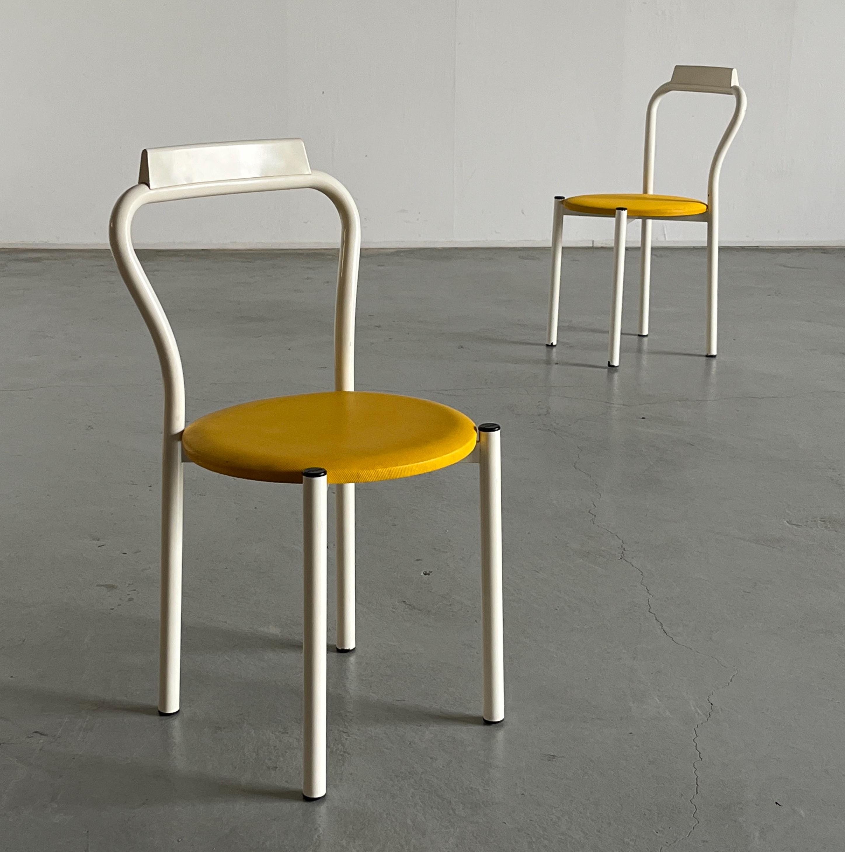 Pair of Italian Postmodern Memphis Style Curved Chairs by Calligaris