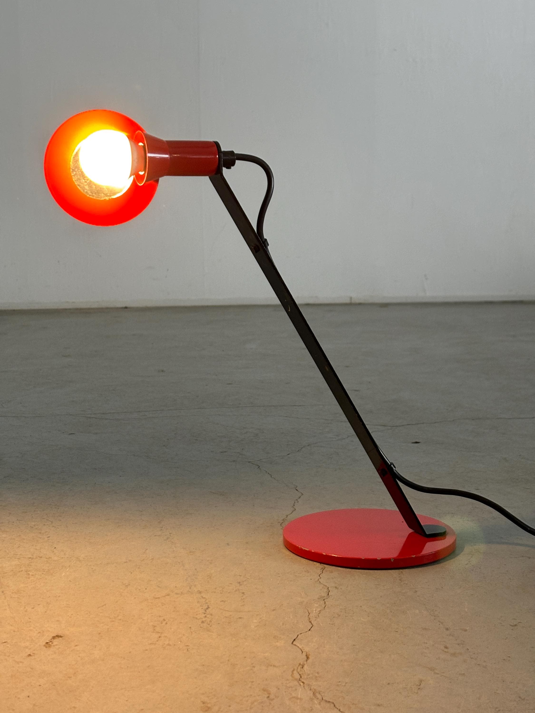 Vintage Postmodern Swivel Desk Lamp in Red and Black Metal, Geometrical Design, 1980s Netherlands