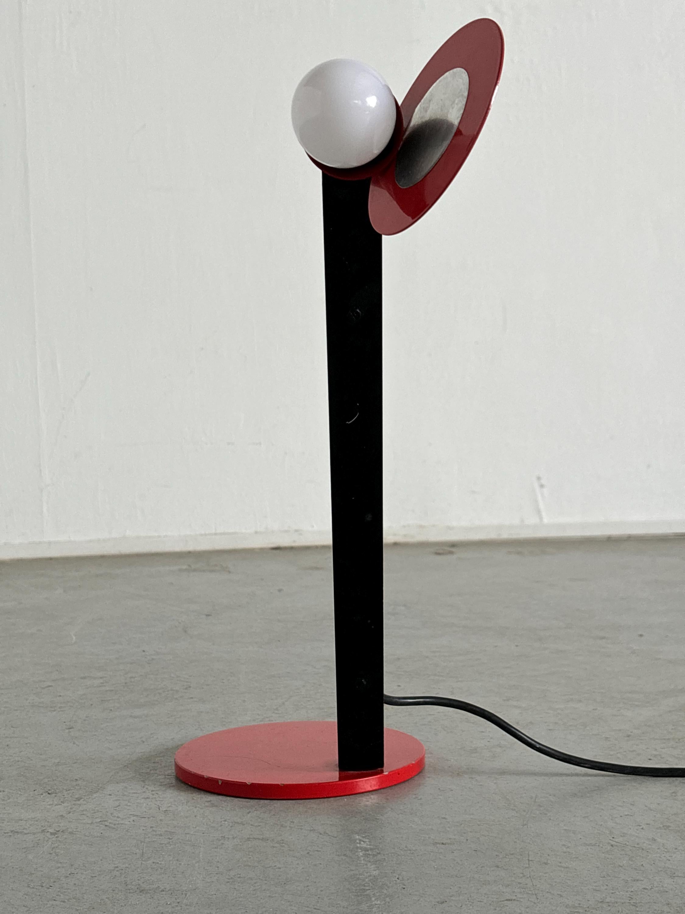 Vintage Postmodern Swivel Desk Lamp in Red and Black Metal, Geometrical Design, 1980s Netherlands