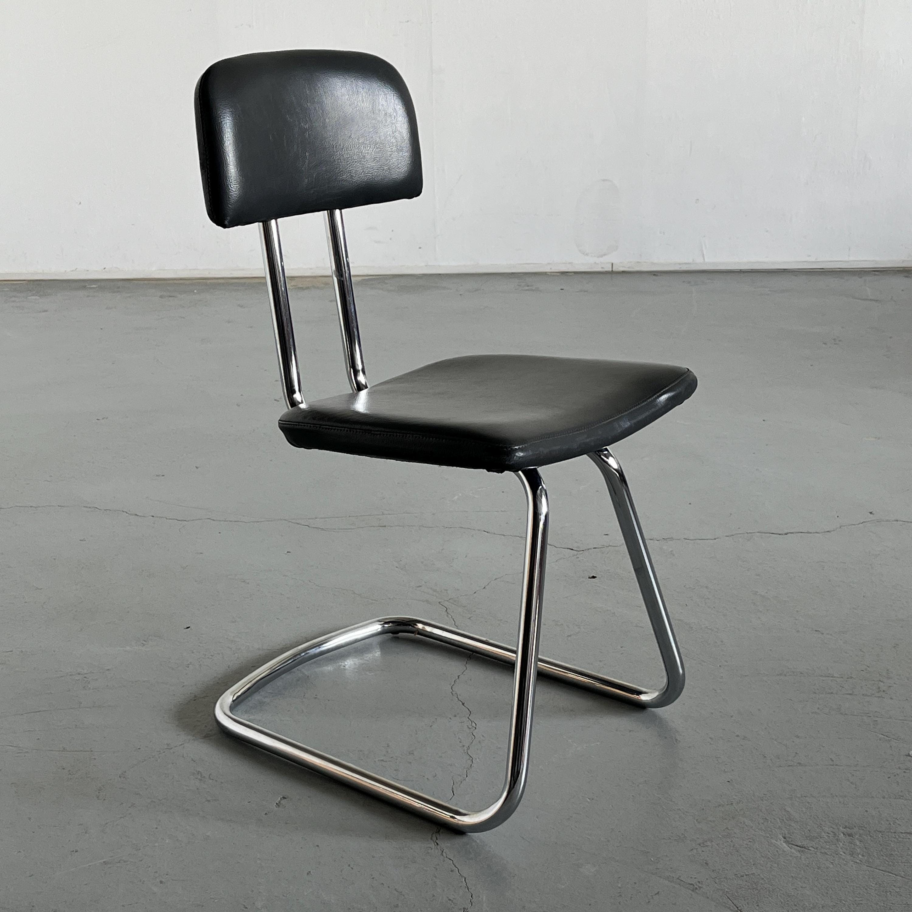 Bauhaus Design Chromed Cantilever Chair in Faux Leather