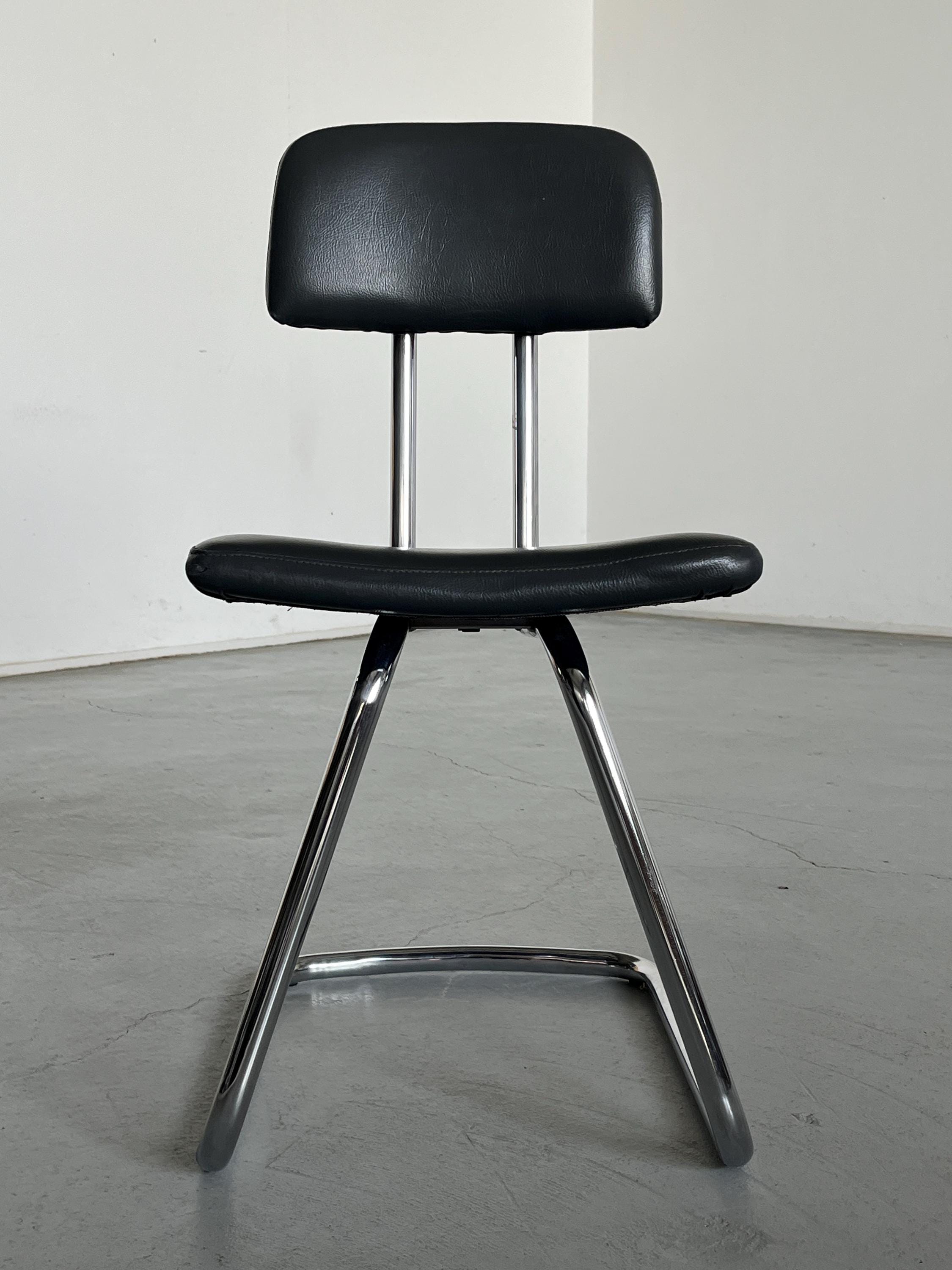 Bauhaus Design Chromed Cantilever Chair in Faux Leather