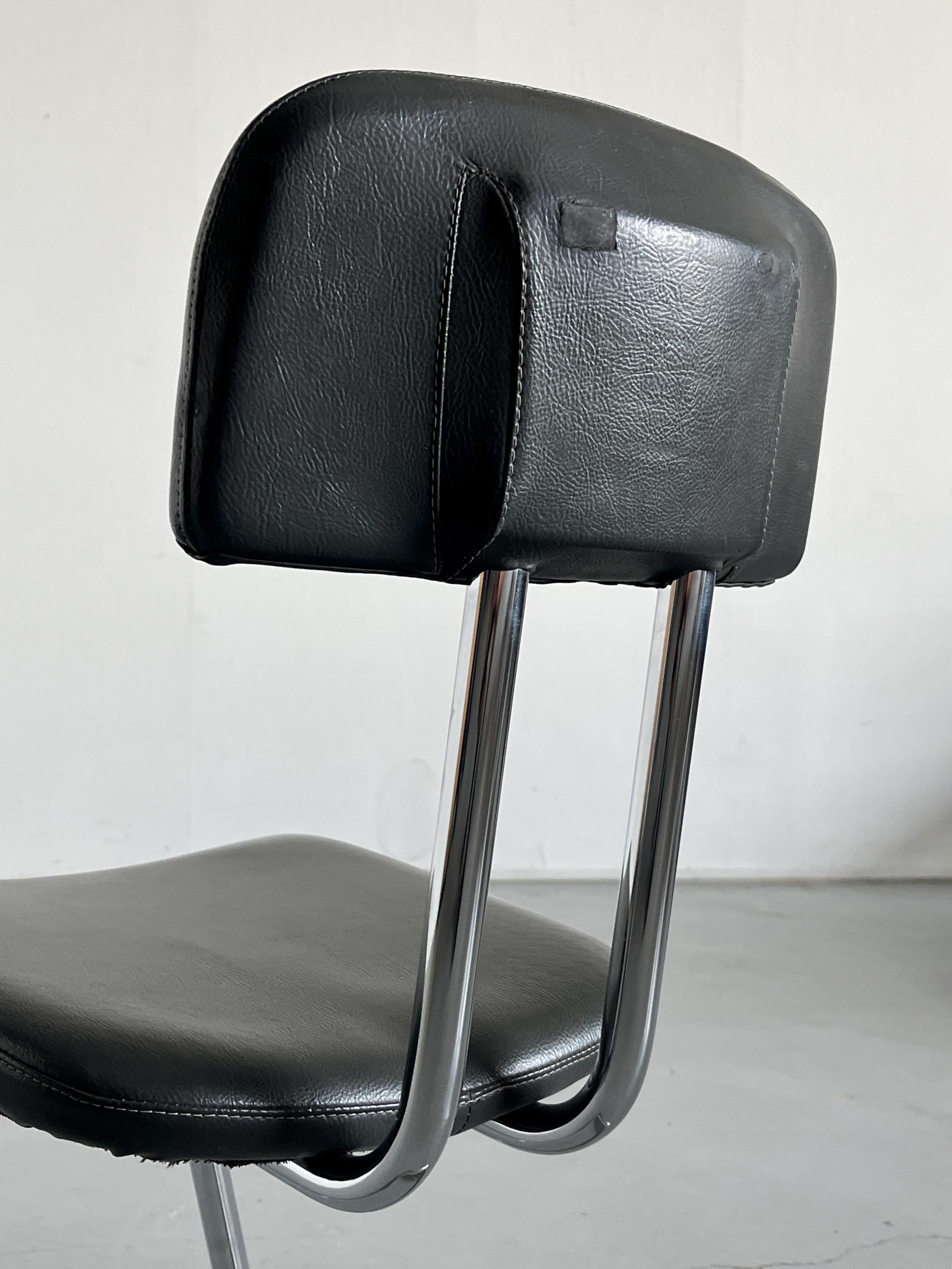 Bauhaus Design Chromed Cantilever Chair in Faux Leather