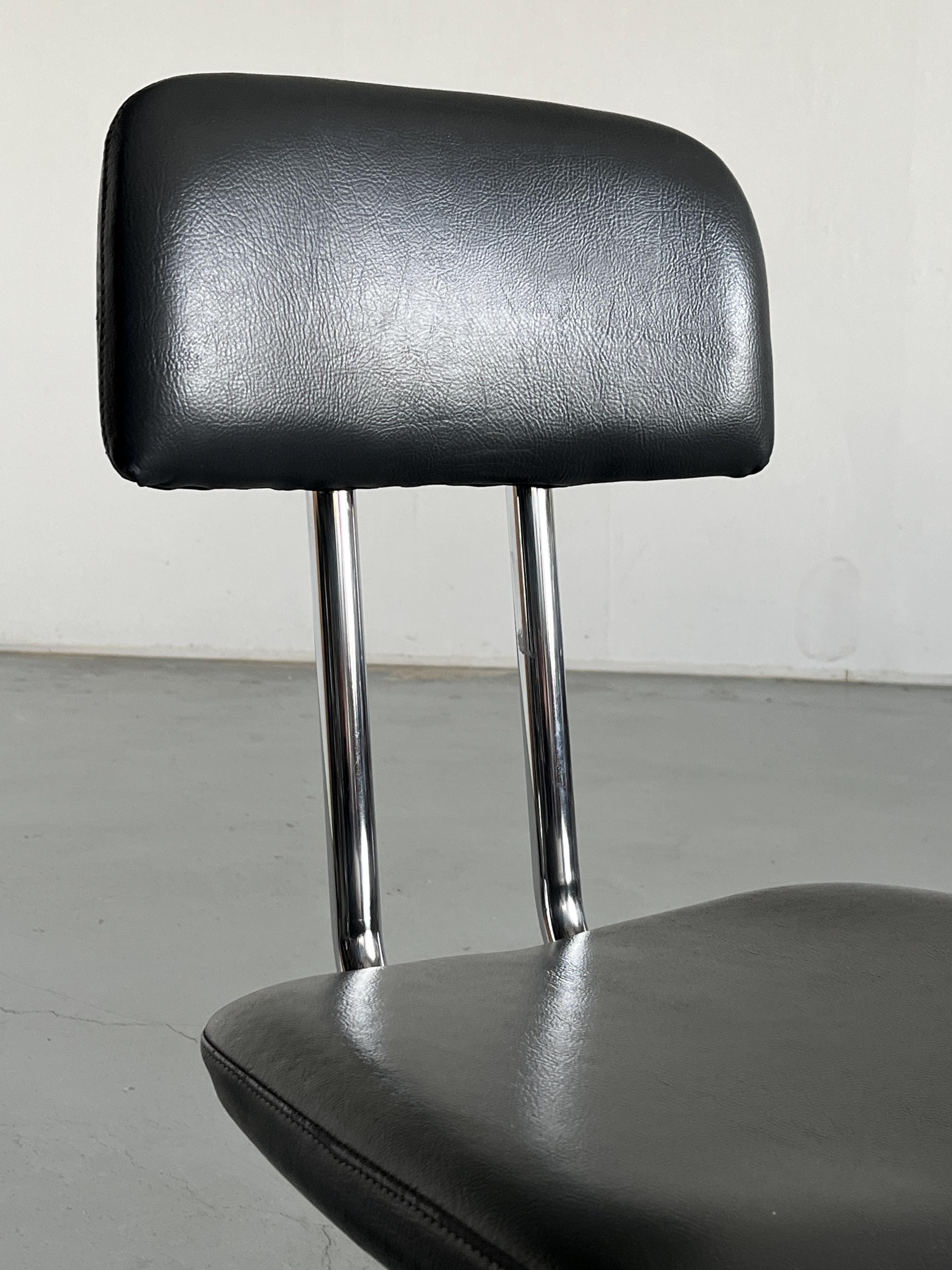 Bauhaus Design Chromed Cantilever Chair in Faux Leather