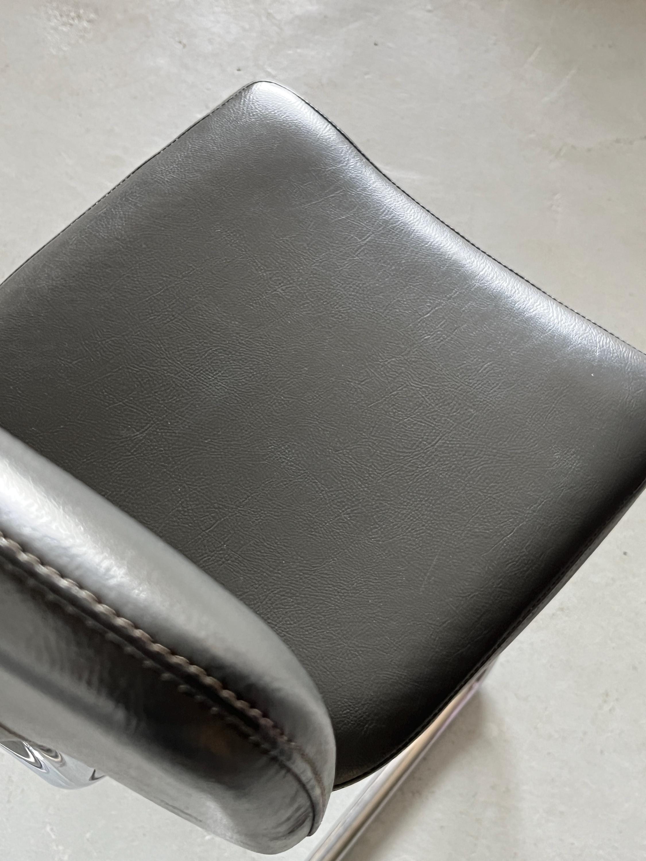 Bauhaus Design Chromed Cantilever Chair in Faux Leather