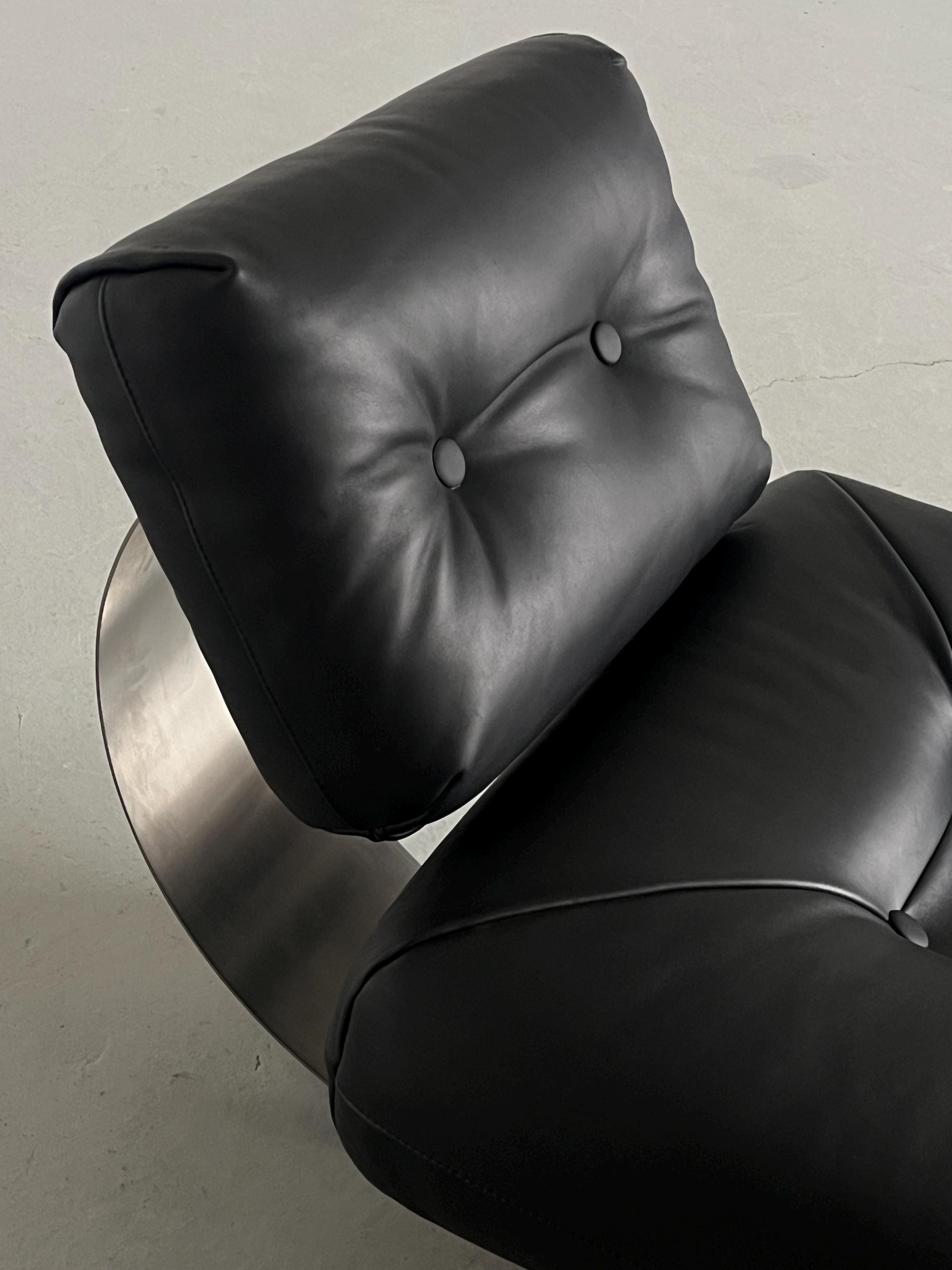 Oscar Niemeyer ‘Alta’ Lounge Chair & Ottoman for Mobilier International, 1971