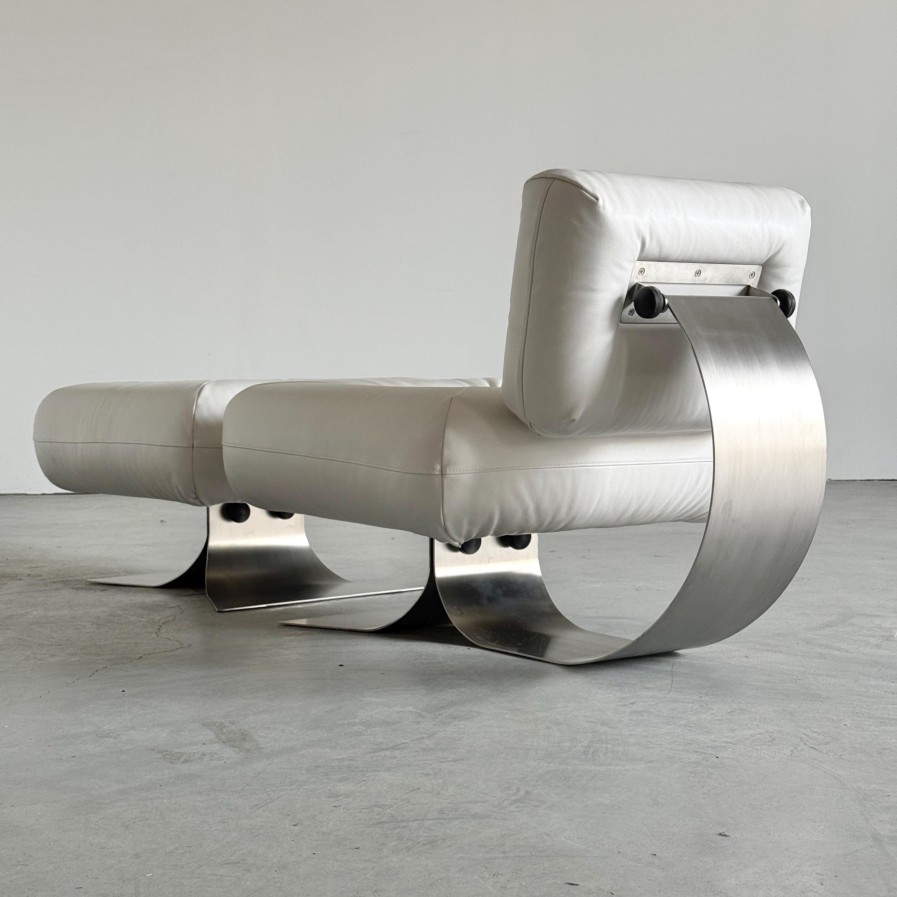 Oscar Niemeyer ‘Alta’ Lounge Chair & Ottoman for Mobilier International, White Leather, 1971 France