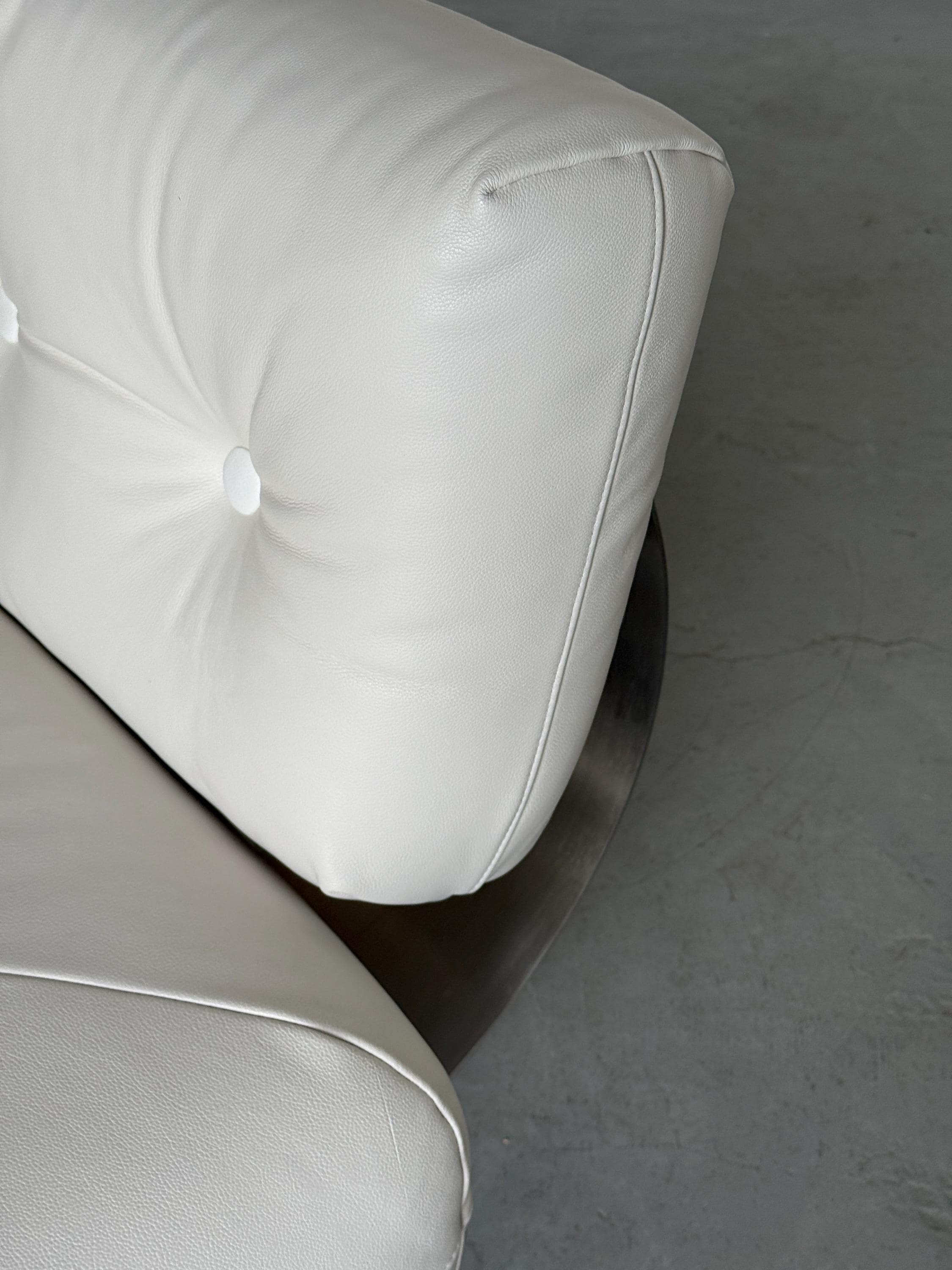 Oscar Niemeyer ‘Alta’ Lounge Chair & Ottoman for Mobilier International, White Leather, 1971 France