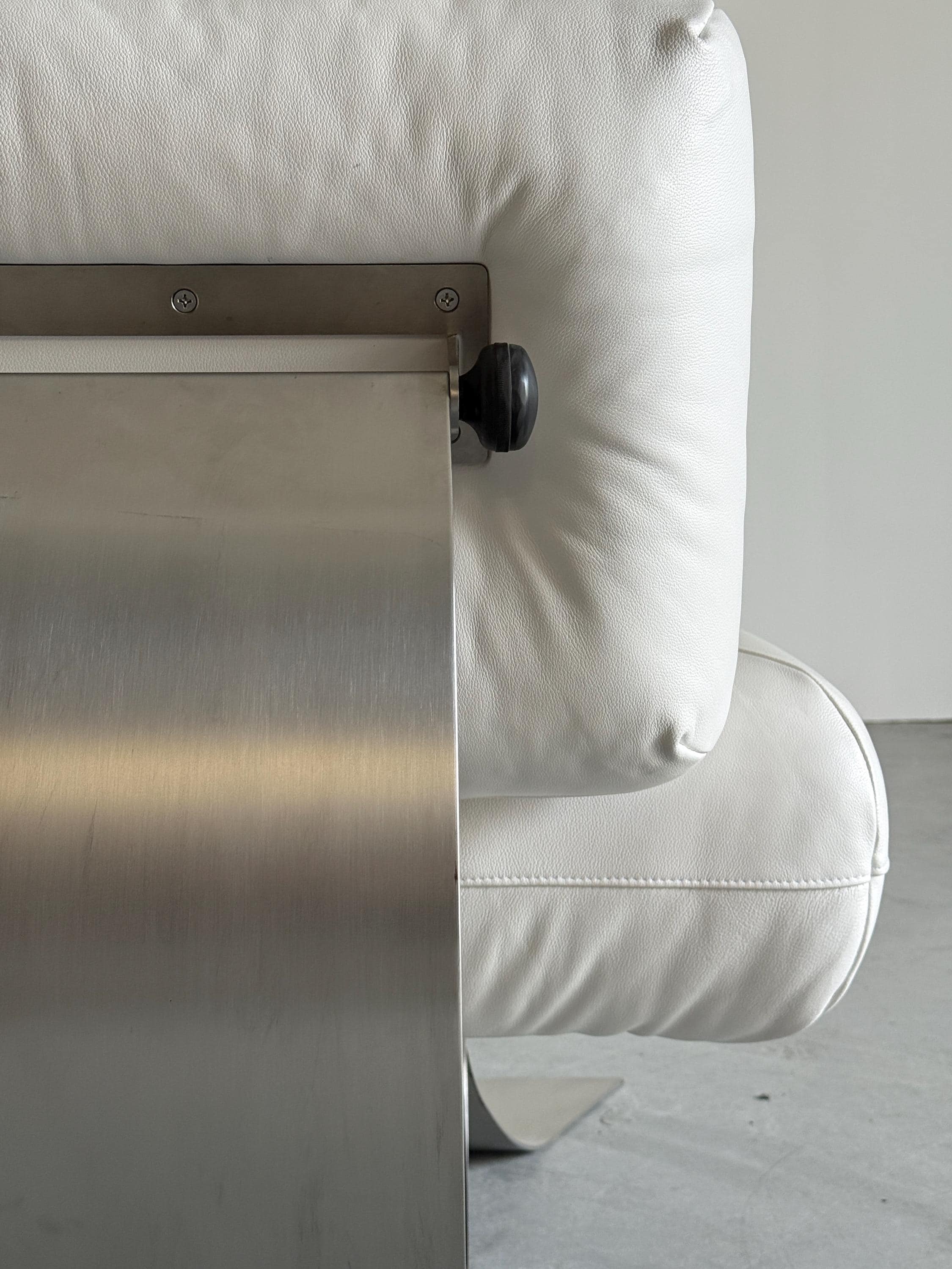 Oscar Niemeyer ‘Alta’ Lounge Chair & Ottoman for Mobilier International, White Leather, 1971 France
