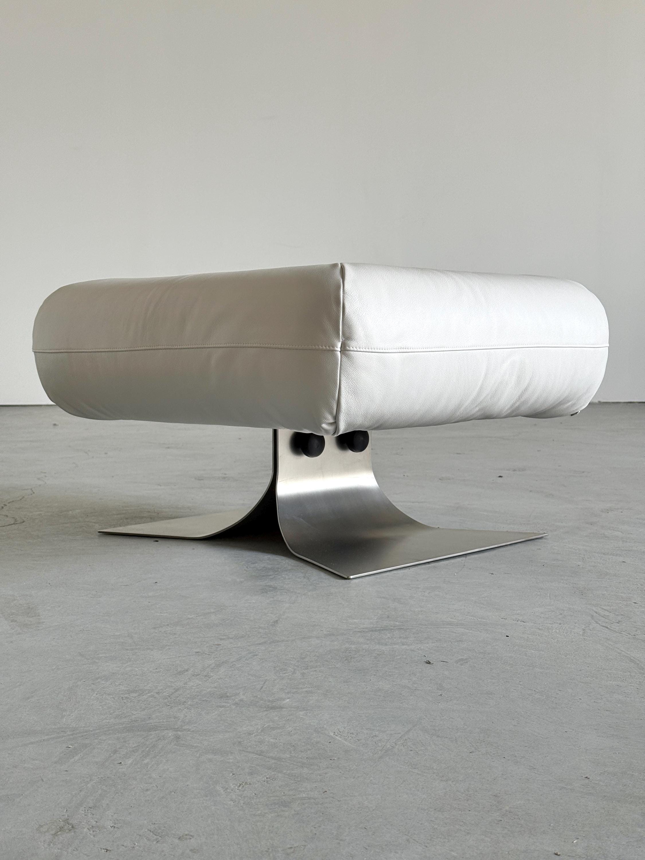 Oscar Niemeyer ‘Alta’ Lounge Chair & Ottoman for Mobilier International, White Leather, 1971 France