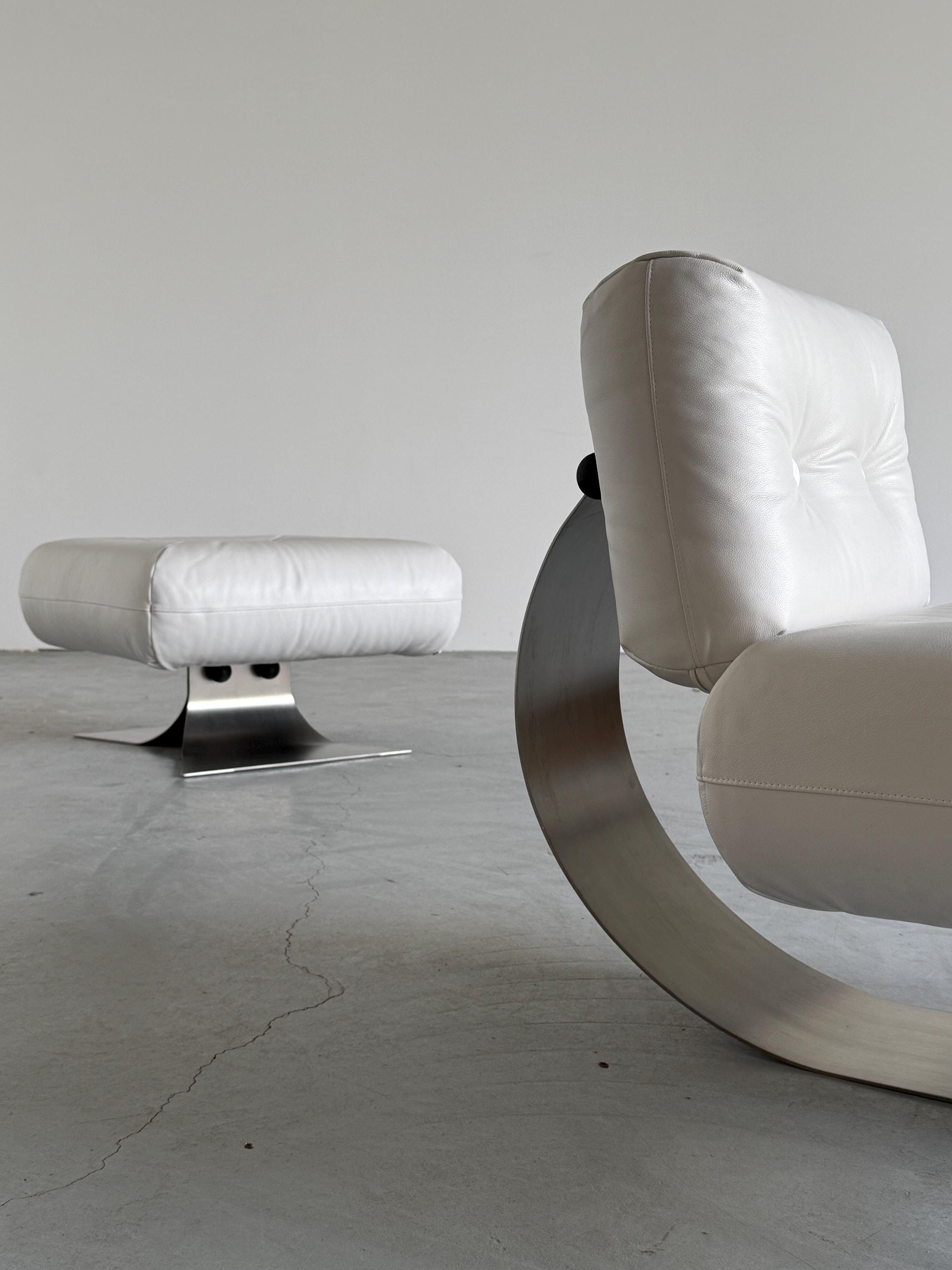 Oscar Niemeyer ‘Alta’ Lounge Chair & Ottoman for Mobilier International, White Leather, 1971 France