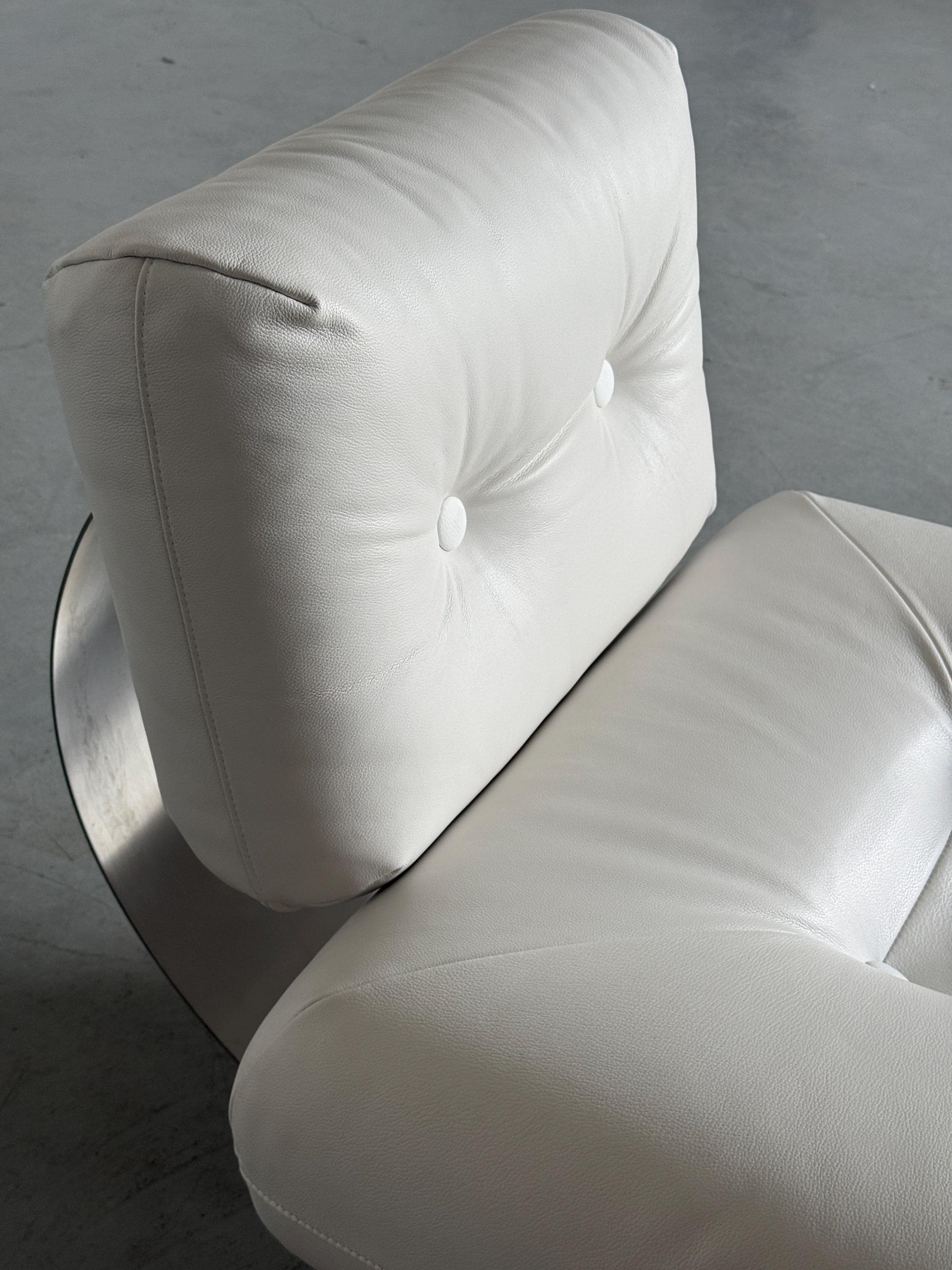 Oscar Niemeyer ‘Alta’ Lounge Chair & Ottoman for Mobilier International, White Leather, 1971 France