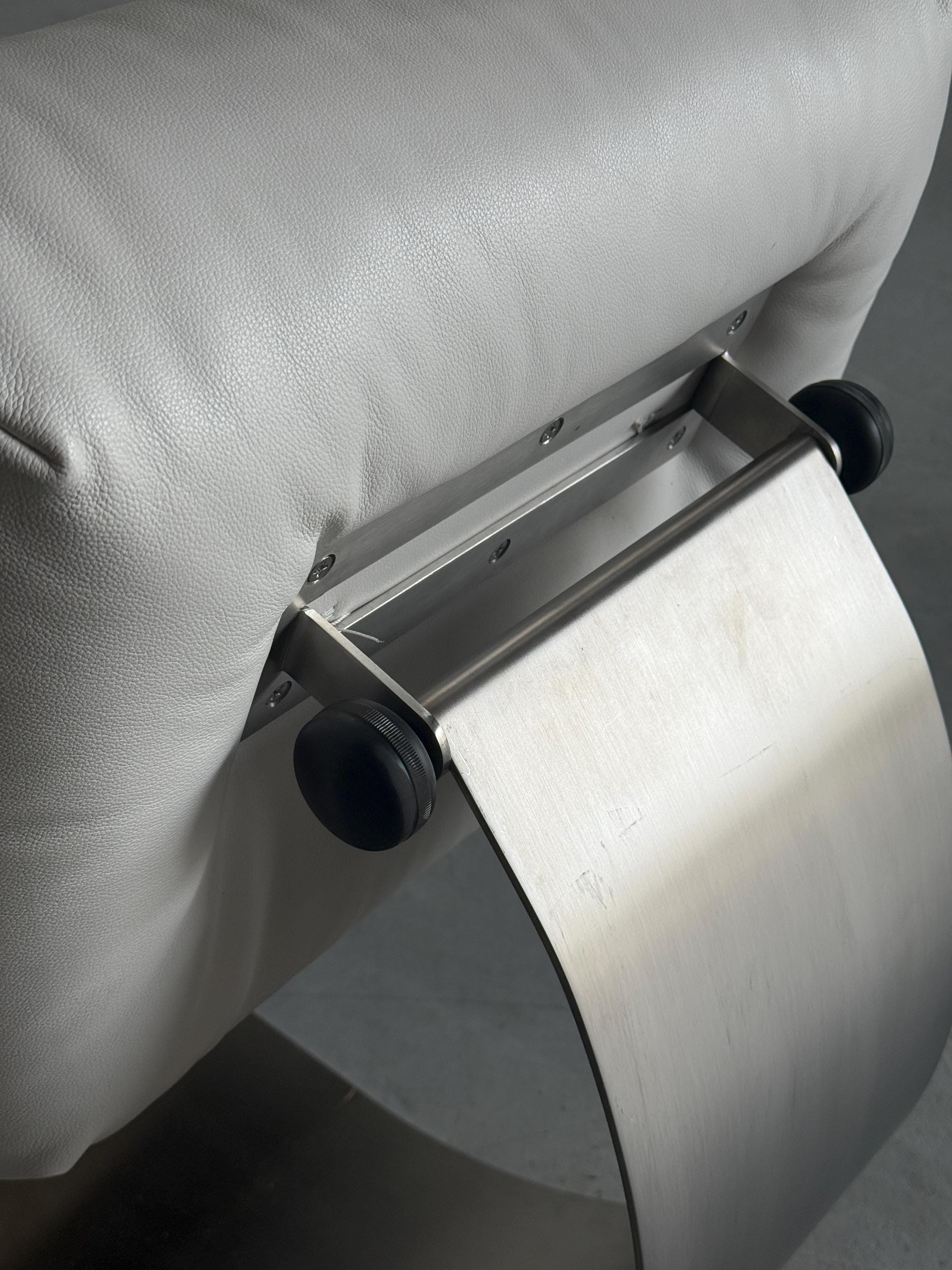Oscar Niemeyer ‘Alta’ Lounge Chair & Ottoman for Mobilier International, White Leather, 1971 France