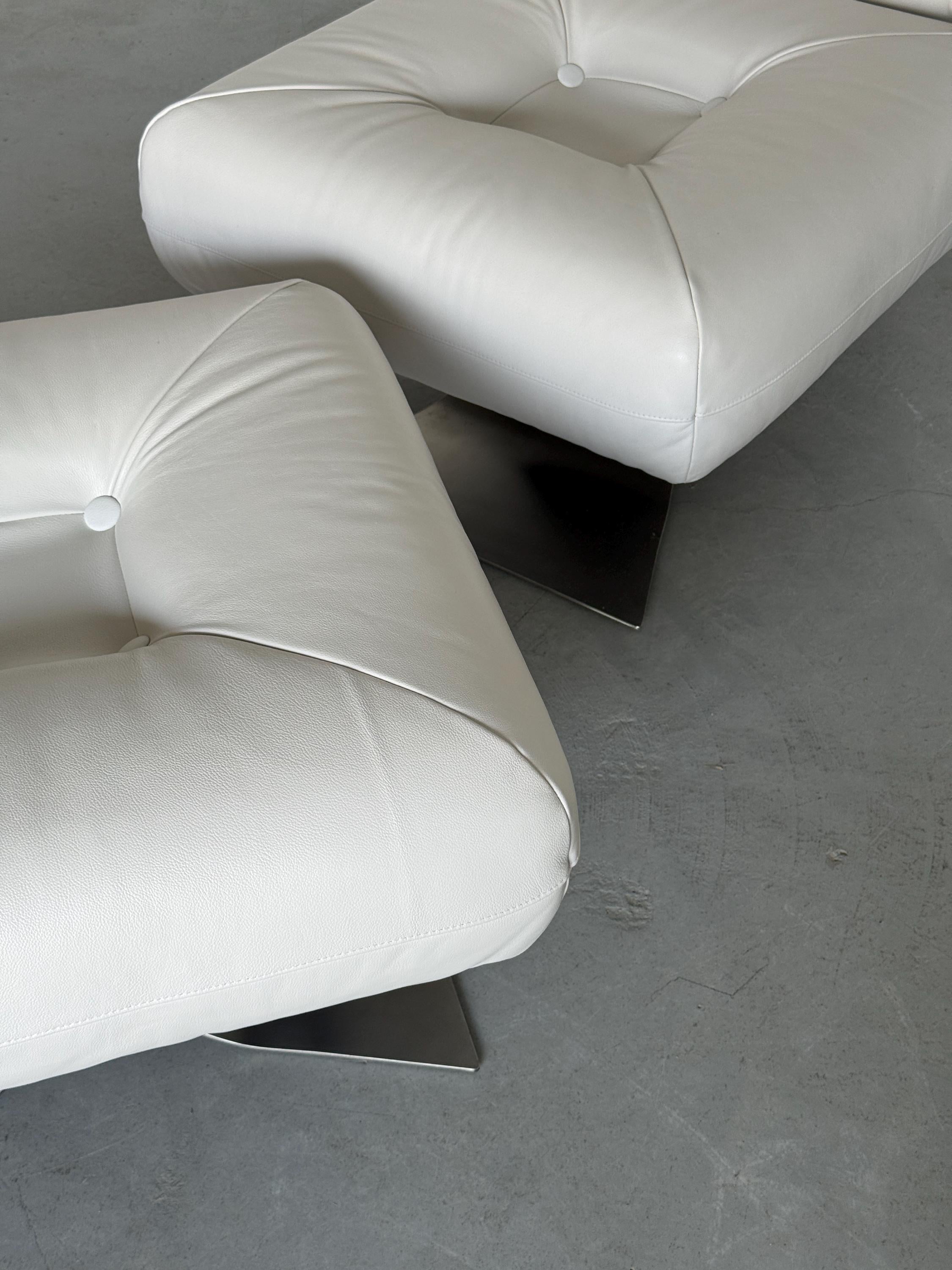 Oscar Niemeyer ‘Alta’ Lounge Chair & Ottoman for Mobilier International, White Leather, 1971 France