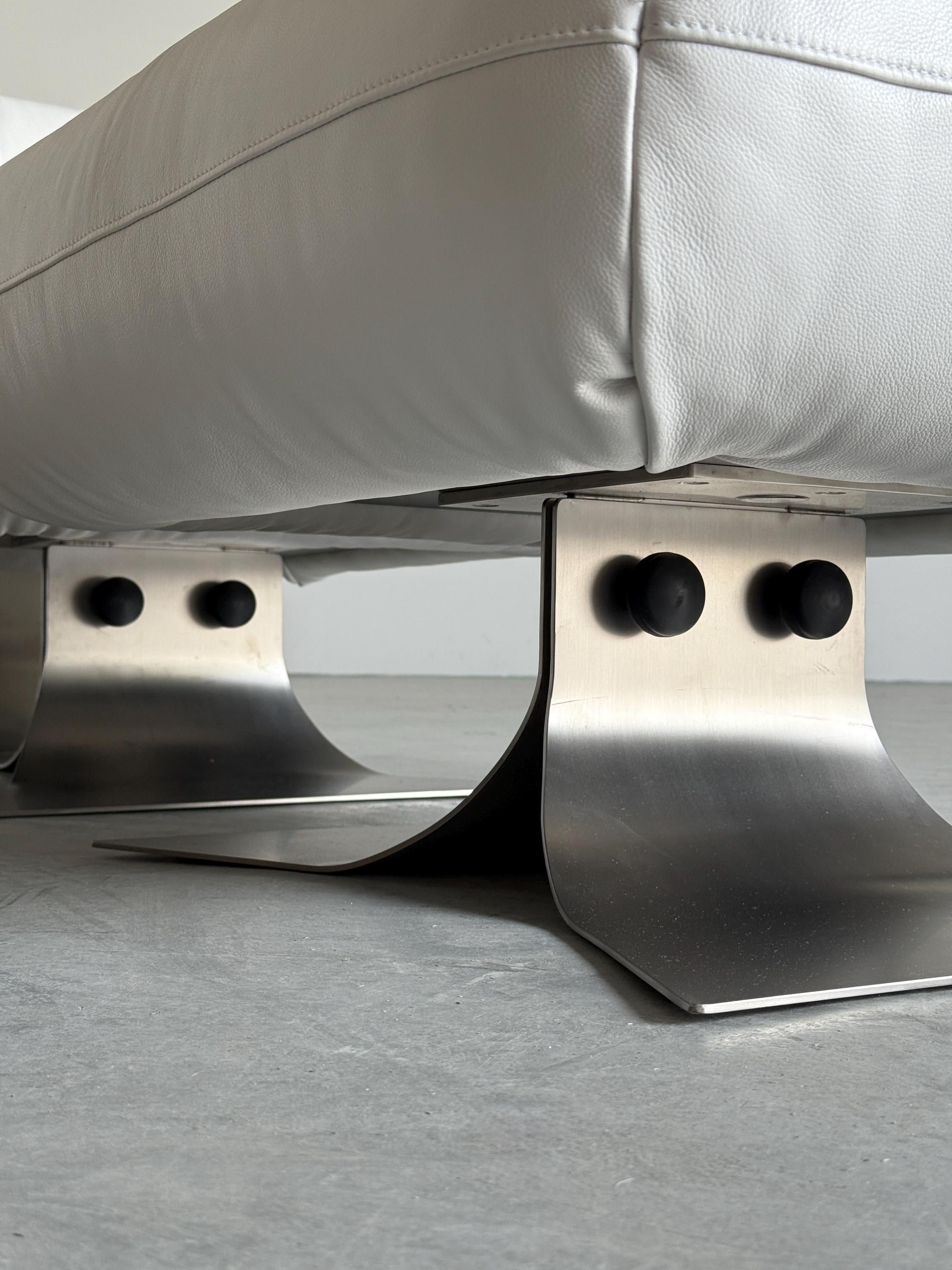Oscar Niemeyer ‘Alta’ Lounge Chair & Ottoman for Mobilier International, White Leather, 1971 France