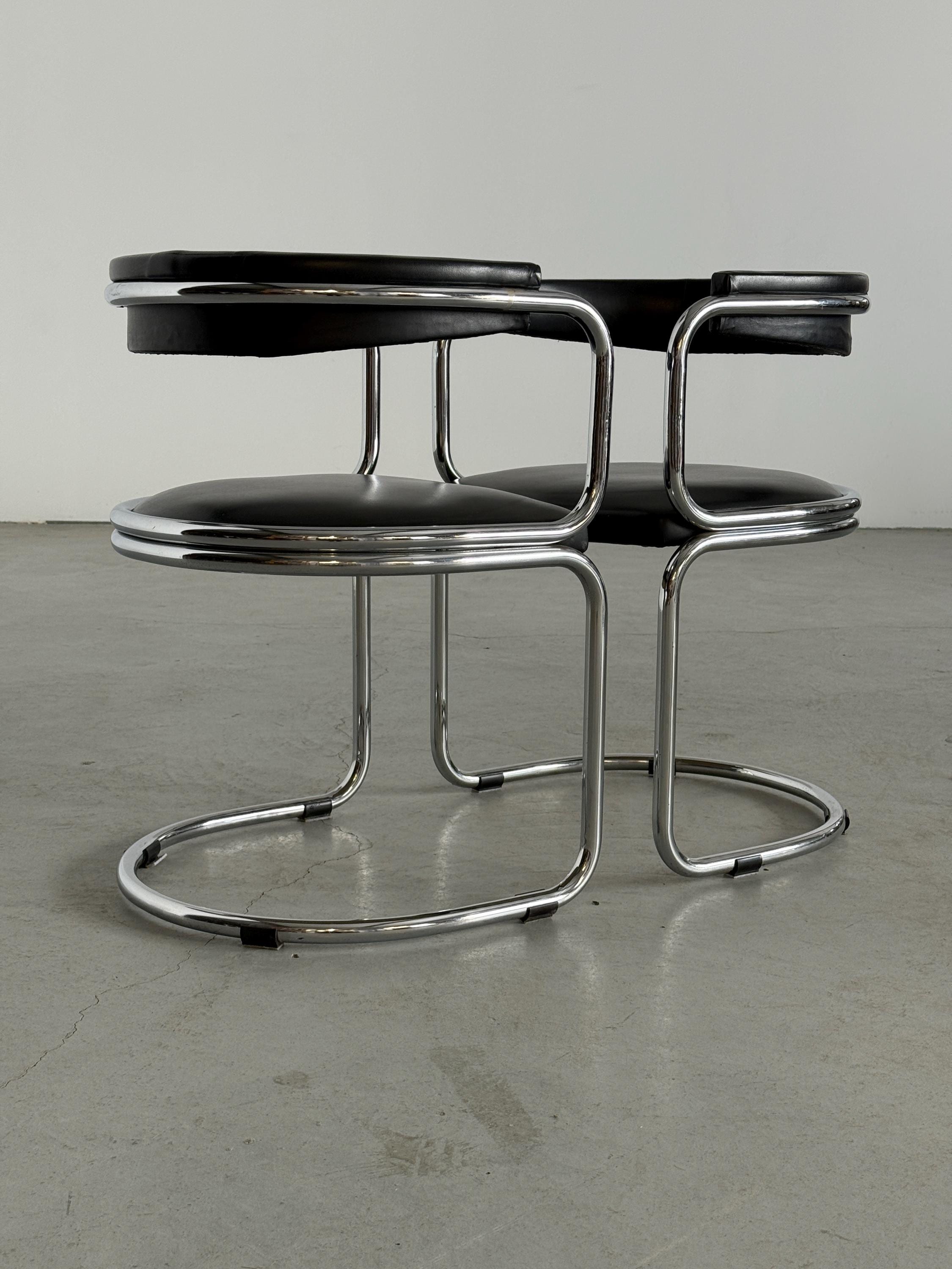 Cantilever Armchairs in the Style of Giotto Stoppino