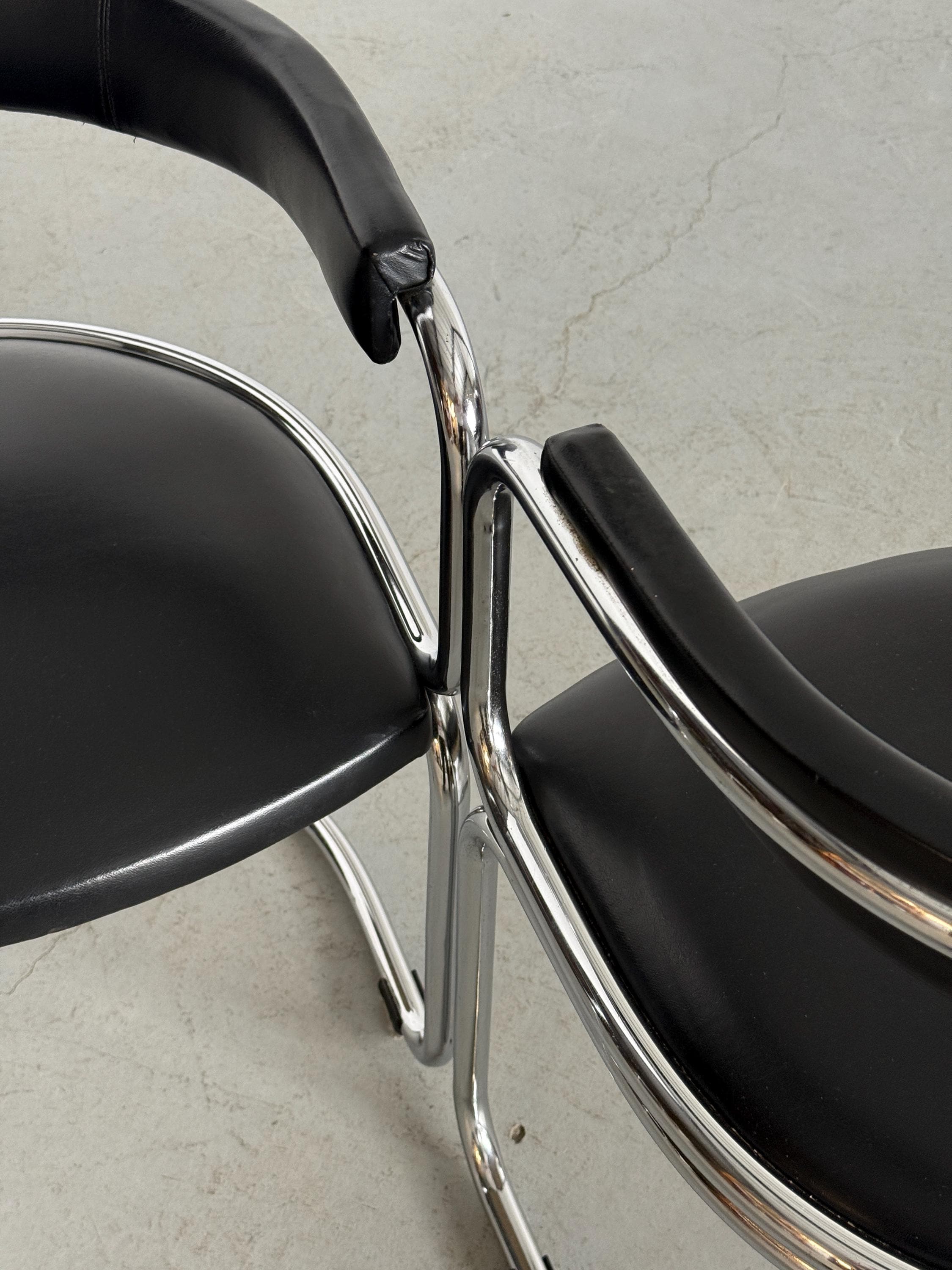 Cantilever Armchairs in the Style of Giotto Stoppino