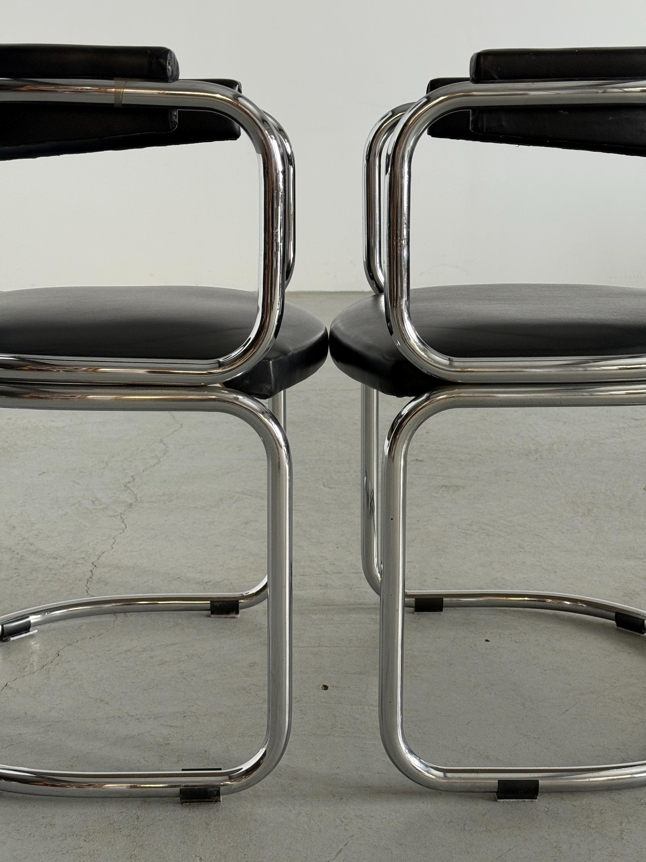 Cantilever Armchairs in the Style of Giotto Stoppino