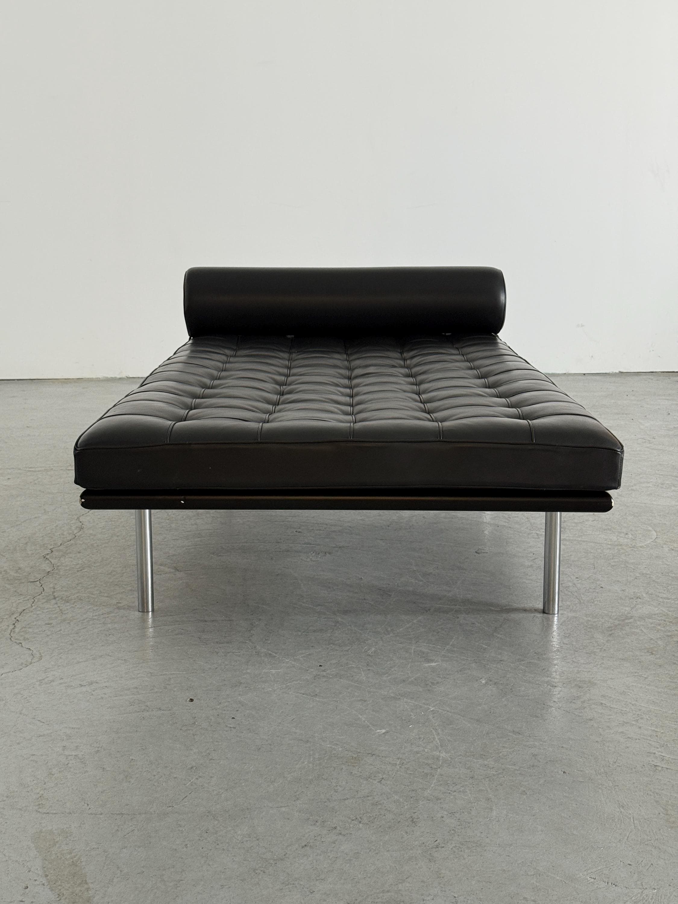 Barcelona Daybed by Ludwig Mies van der Rohe, Alivar Production
