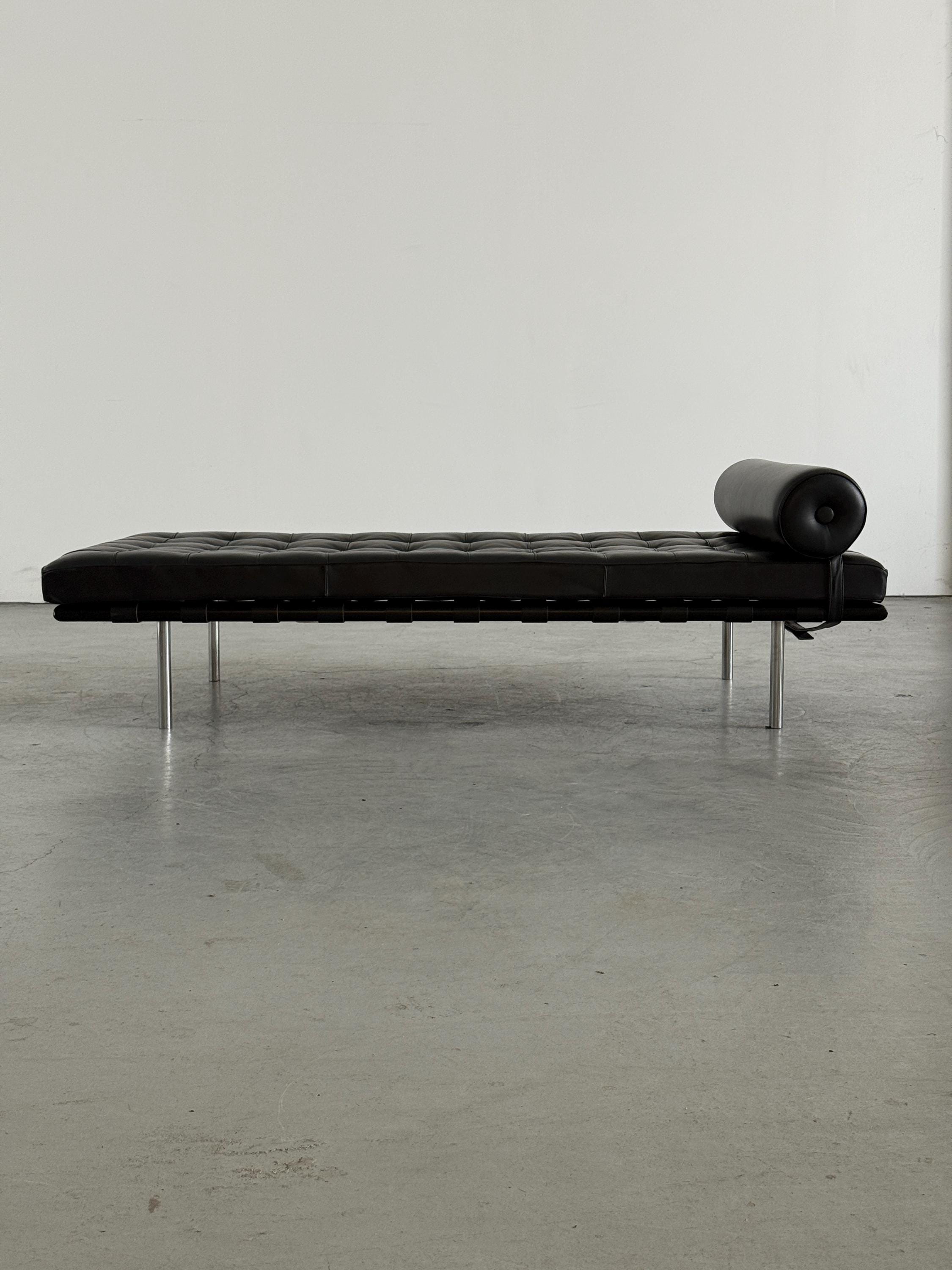 Barcelona Daybed by Ludwig Mies van der Rohe, Alivar Production