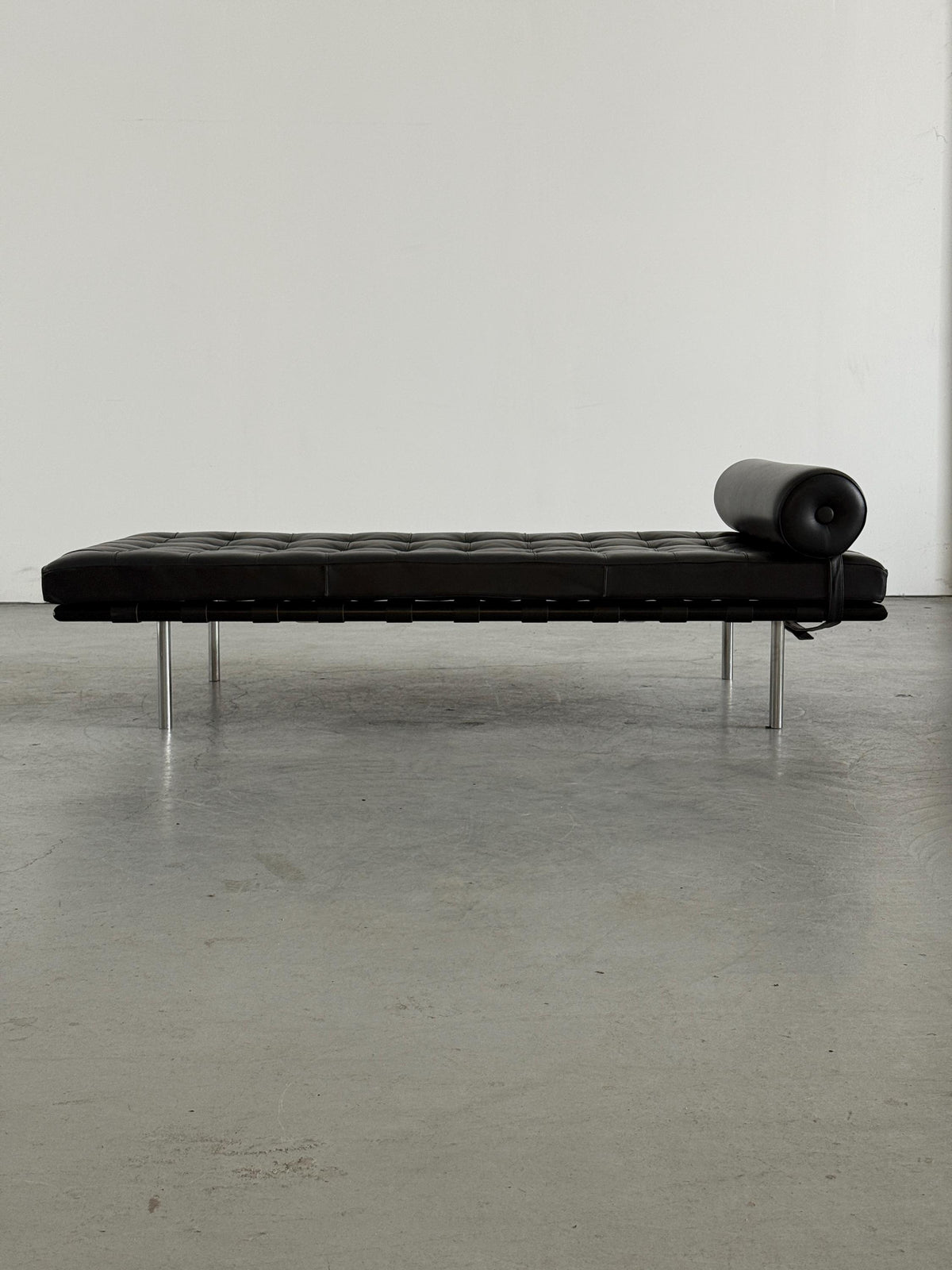 Barcelona Daybed by Ludwig Mies van der Rohe, Alivar Production