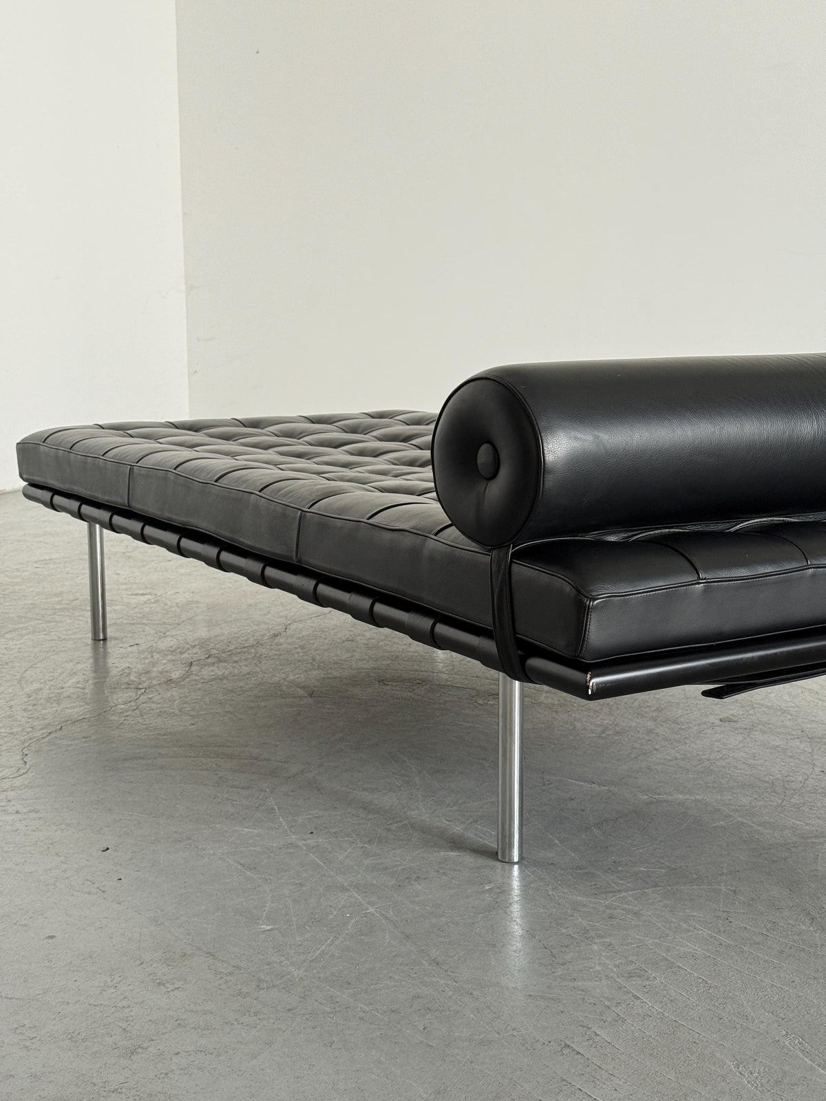 Barcelona Daybed by Ludwig Mies van der Rohe, Alivar Production