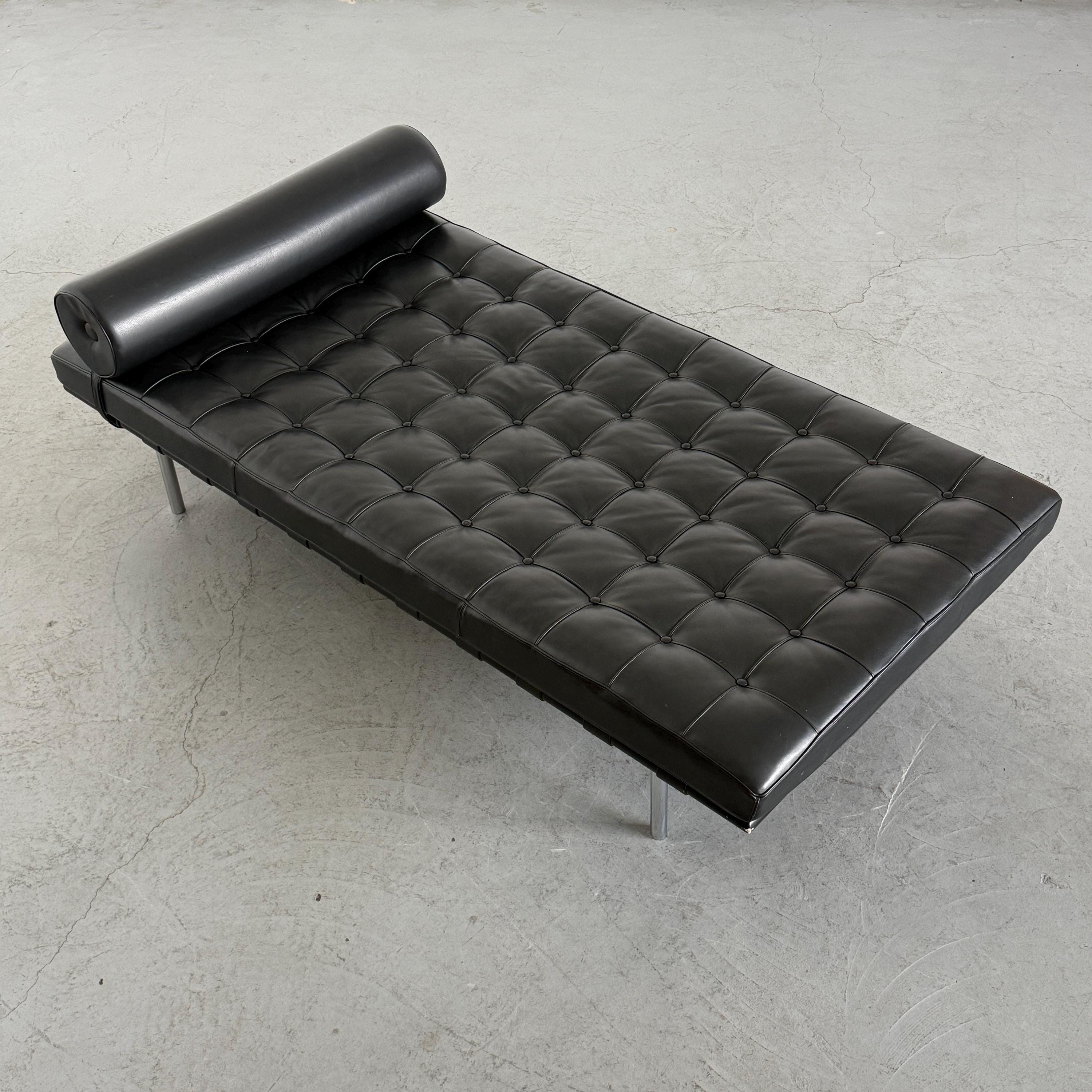 Barcelona Daybed by Ludwig Mies van der Rohe, Alivar Production