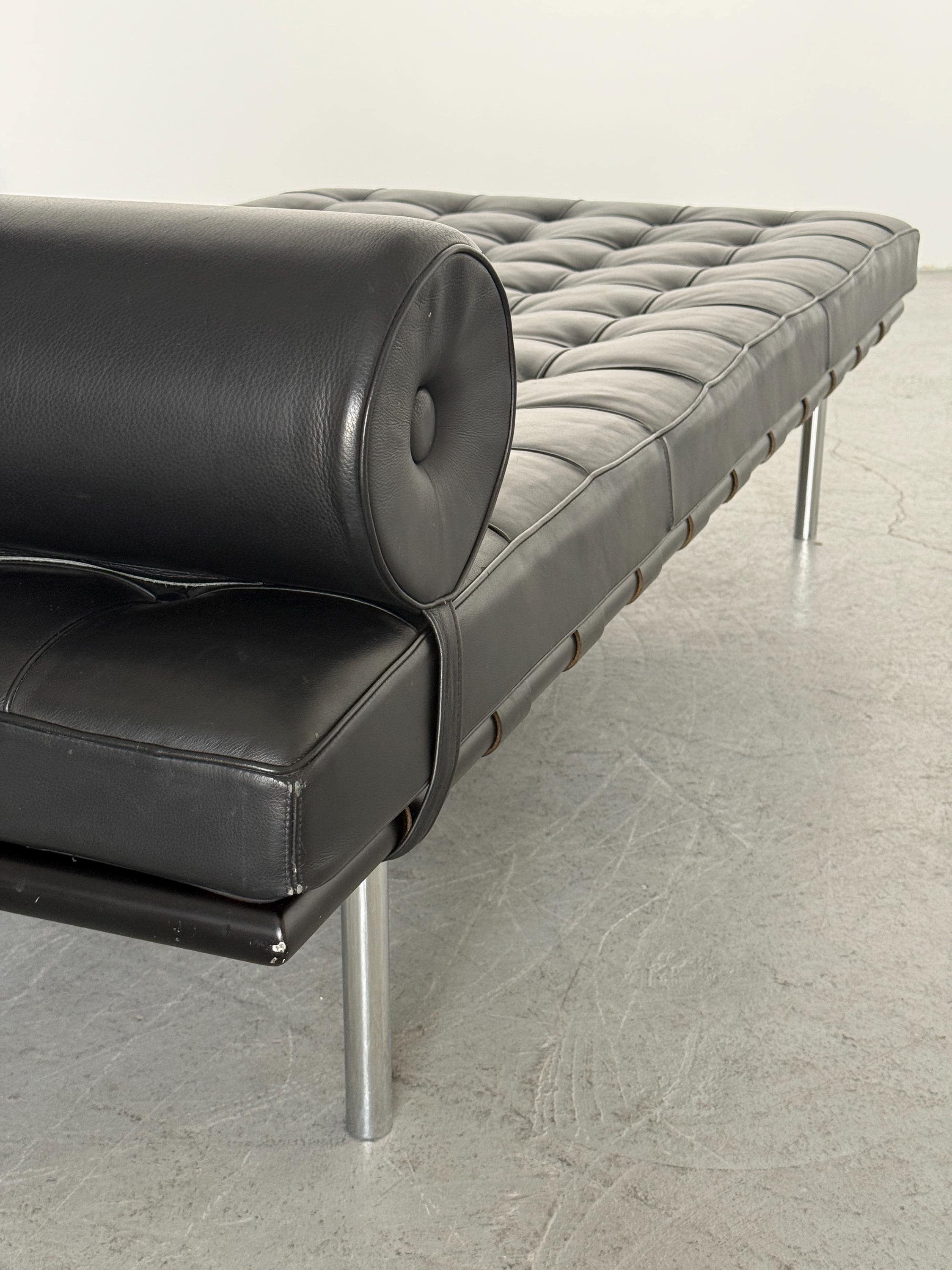 Barcelona Daybed by Ludwig Mies van der Rohe, Alivar Production