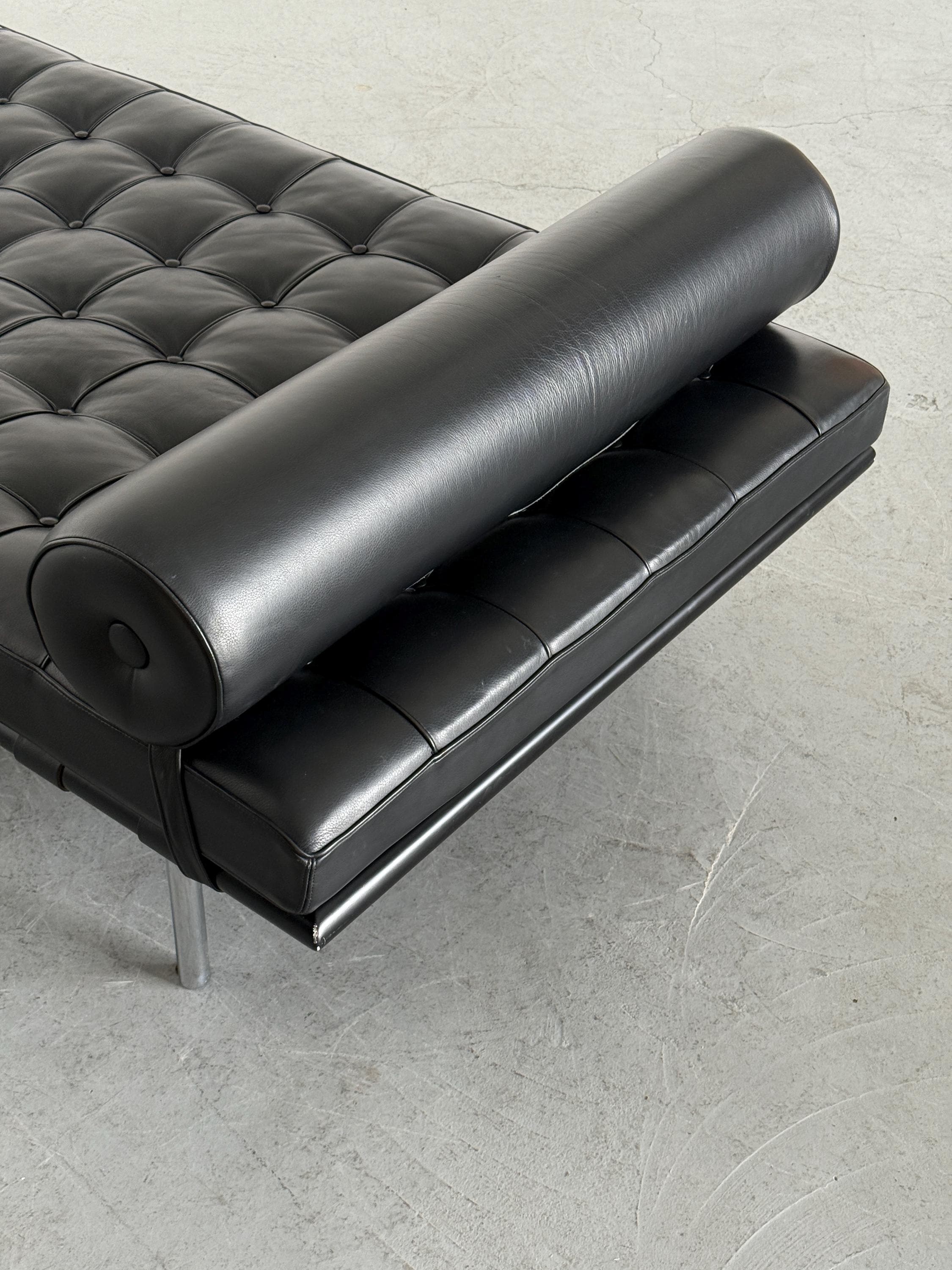 Barcelona Daybed by Ludwig Mies van der Rohe, Alivar Production