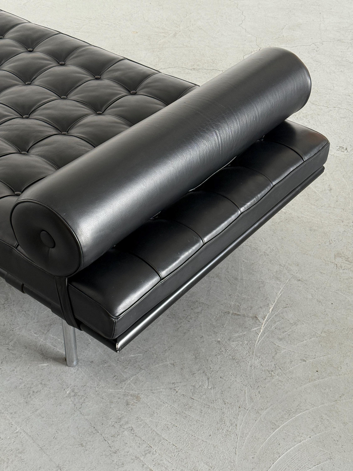 Barcelona Daybed by Ludwig Mies van der Rohe, Alivar Production