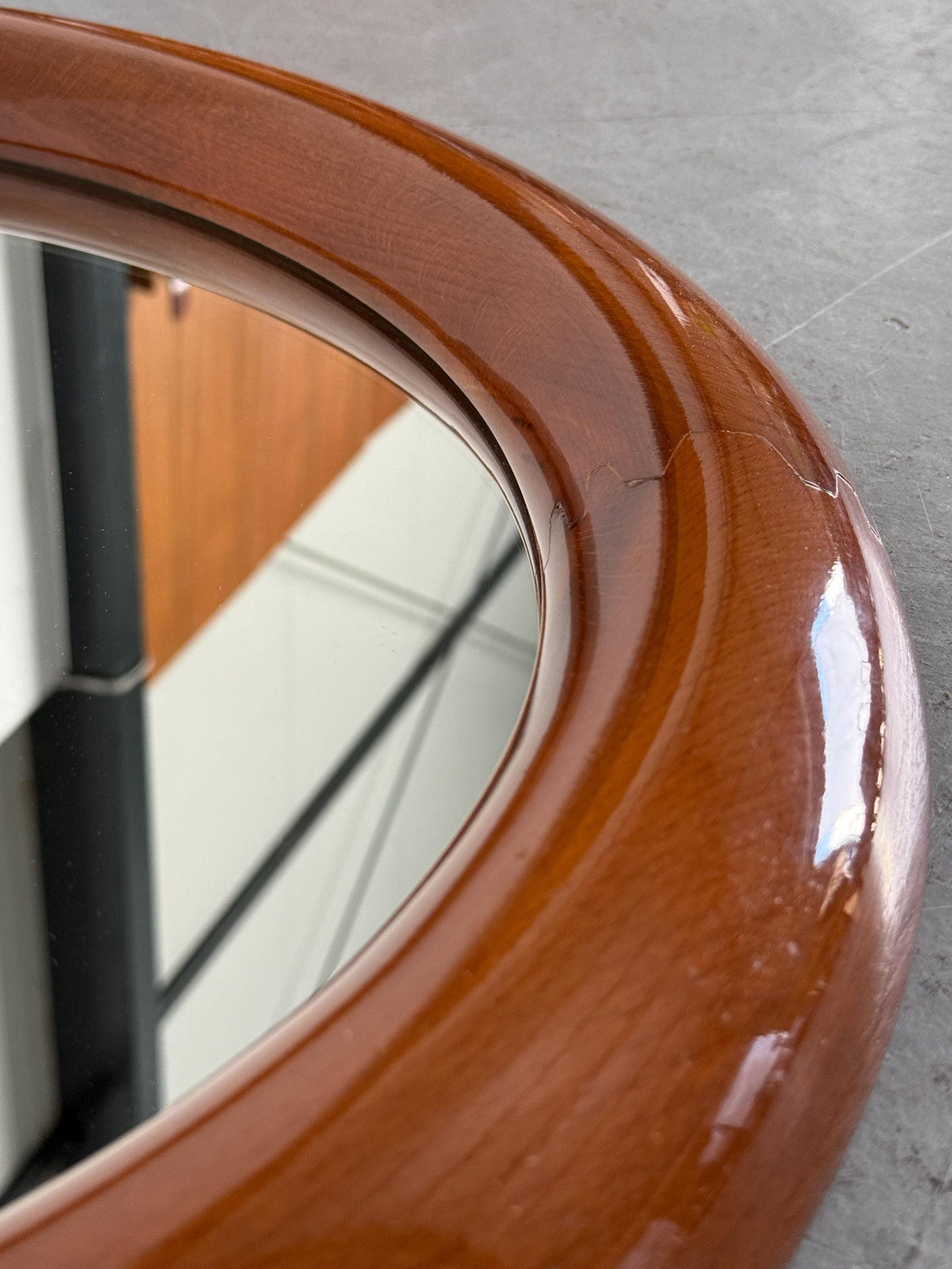 Round Mirror with Thick Frame in Amber Wood