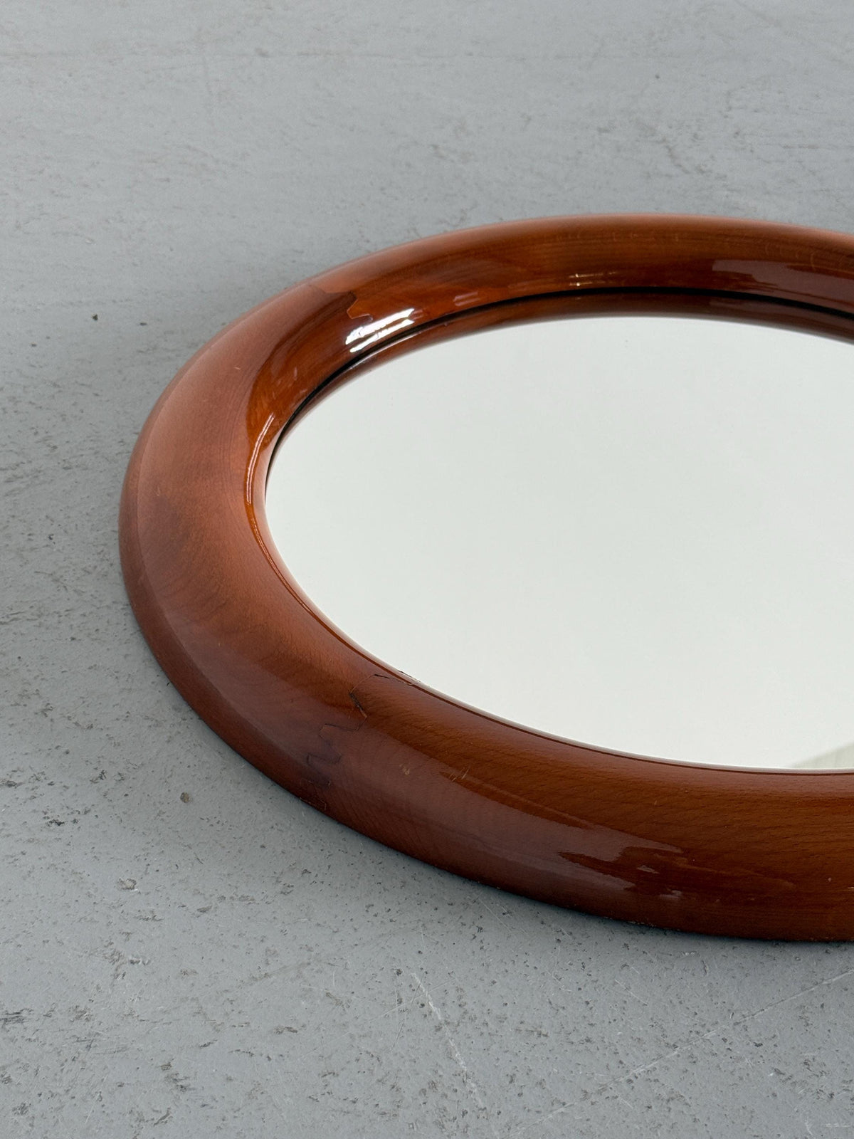 Round Mirror with Thick Frame in Amber Wood