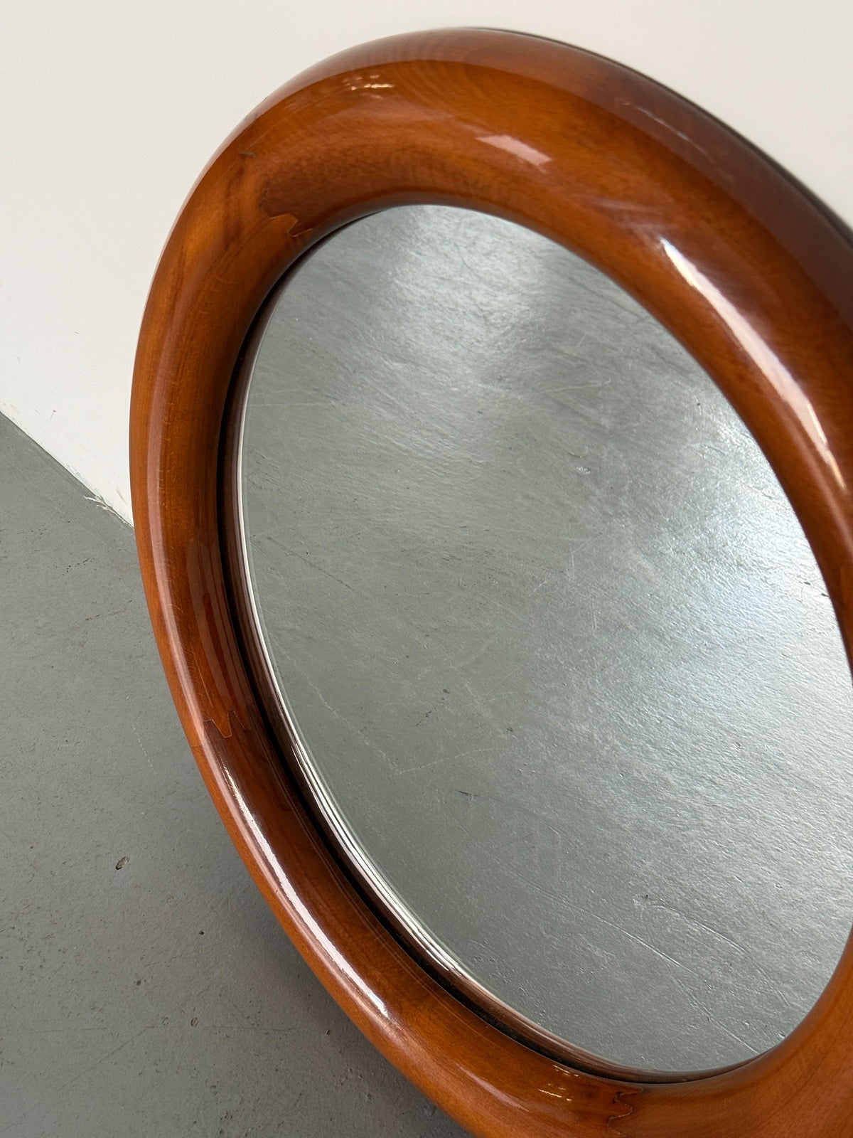 Round Mirror with Thick Frame in Amber Wood