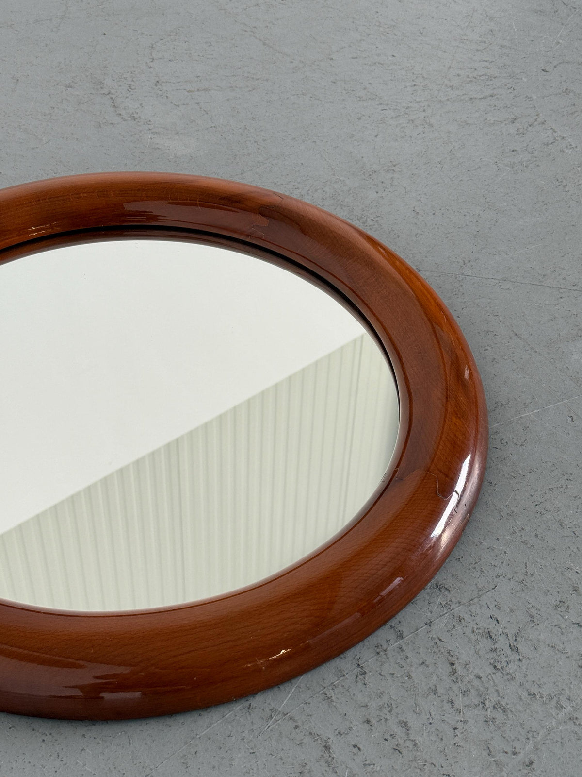 Round Mirror with Thick Frame in Amber Wood